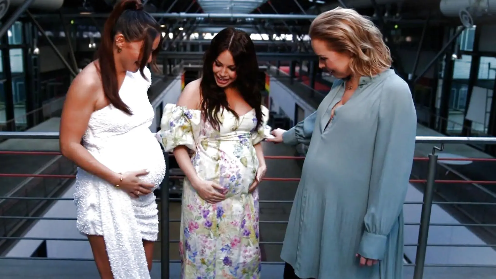 Bäuche-Vergleich! Die „Let’s Dance“-Profitänzerinnen Renata Lusin, Christina Hänni und Isabel Edvardsson sind im totalen Baby-Fieber.