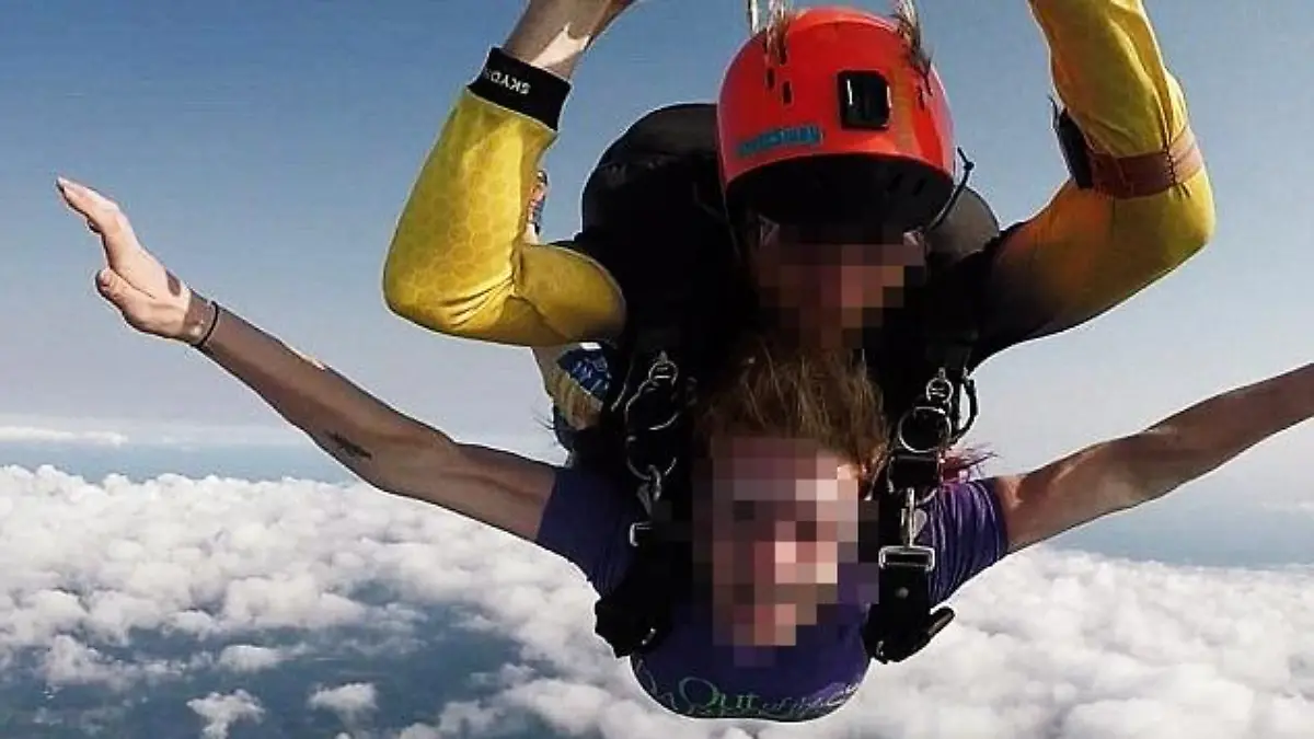 Brett Bickford (41) war erfahrener Fallschirmspringer. Das Bild zeigt ihn bei einem Tandemsprung Mitte September.