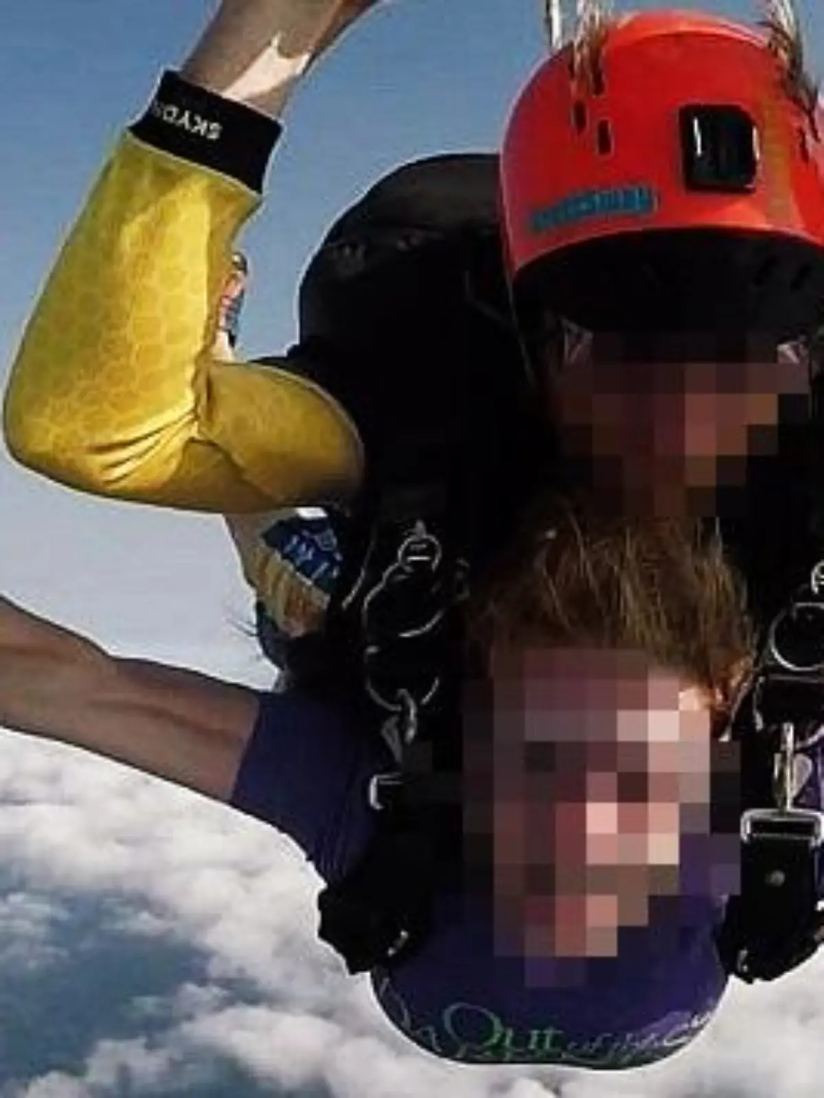 Brett Bickford (41) war erfahrener Fallschirmspringer. Das Bild zeigt ihn bei einem Tandemsprung Mitte September.