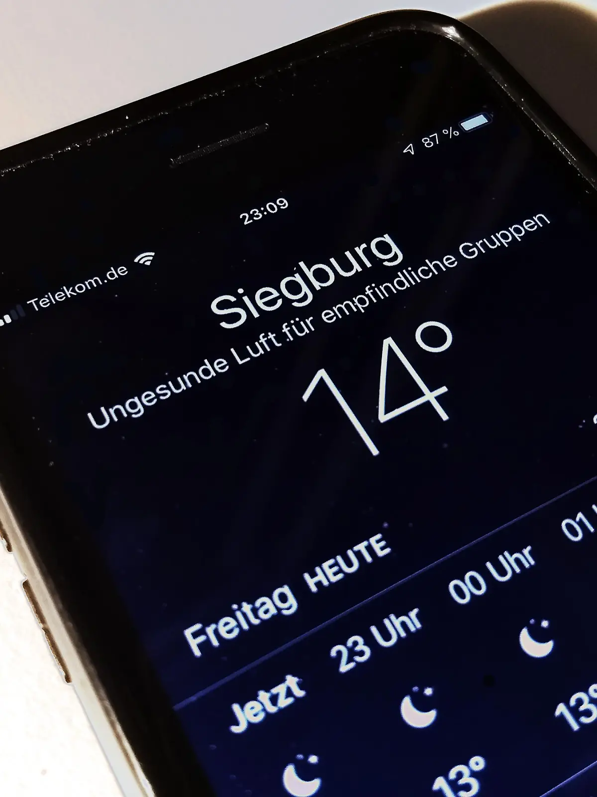 Iphone mit geöffneter Wetter-App