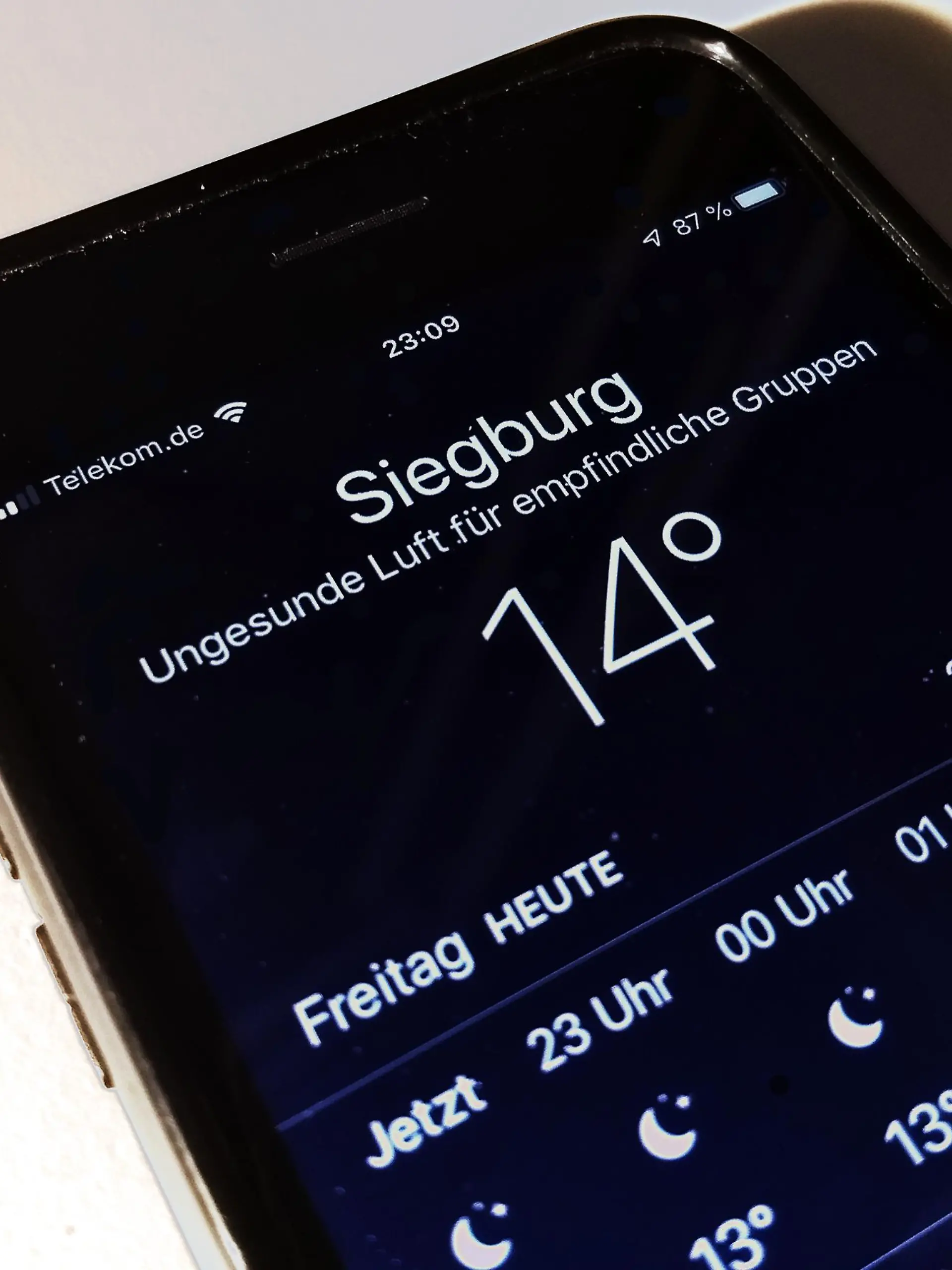 Iphone mit geöffneter Wetter-App