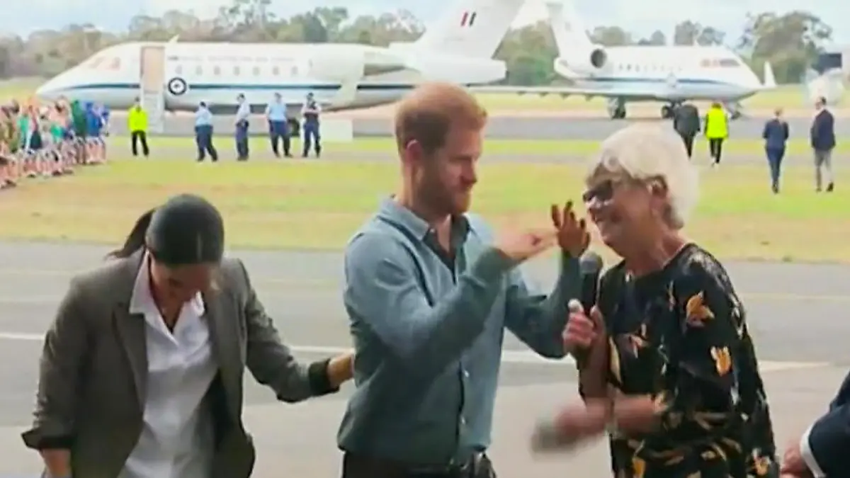 Prinz Harry verscheucht beim Besuch in Dubbo, Australien, lästige Fliegen.