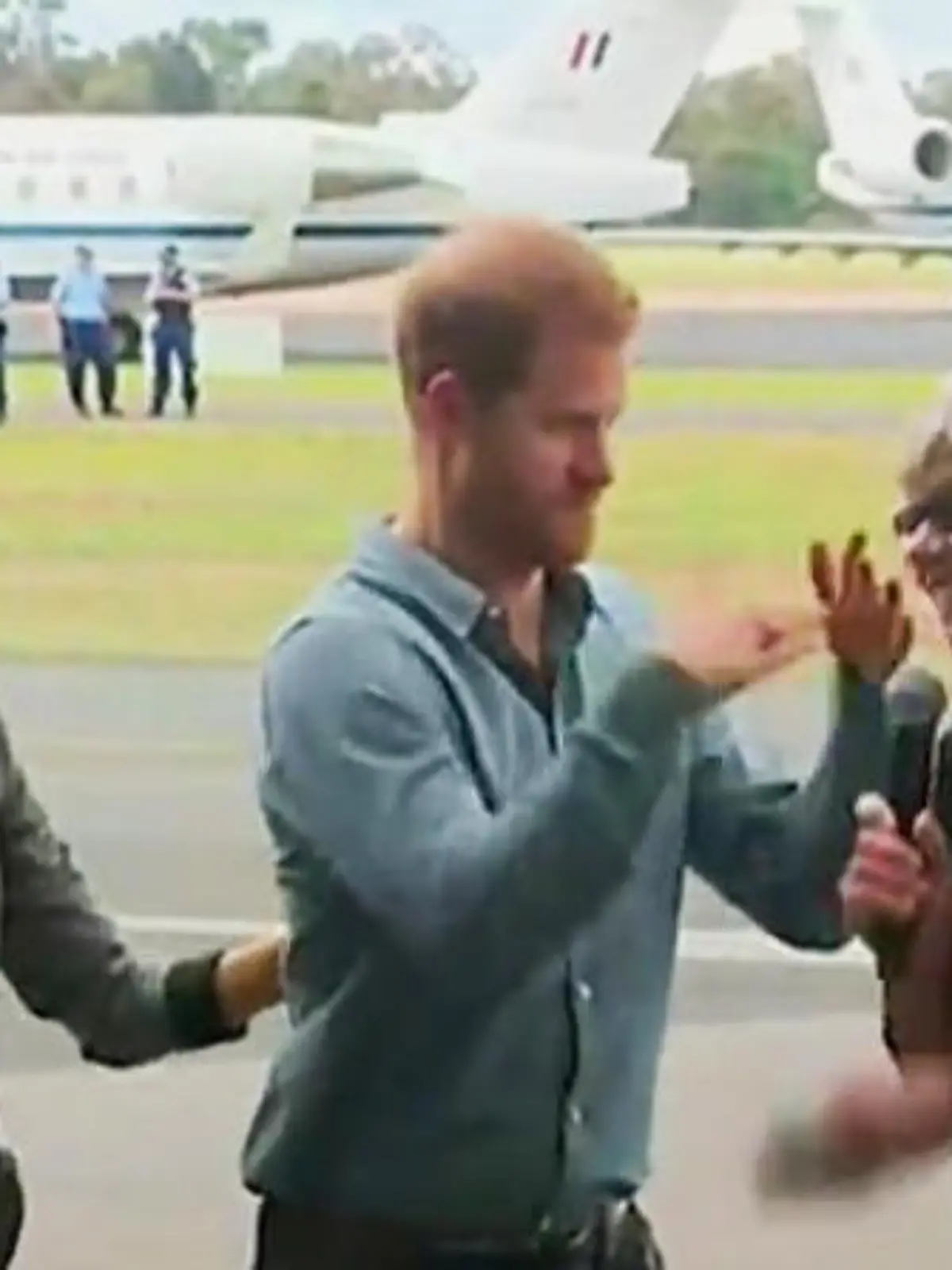 Prinz Harry verscheucht beim Besuch in Dubbo, Australien, lästige Fliegen.