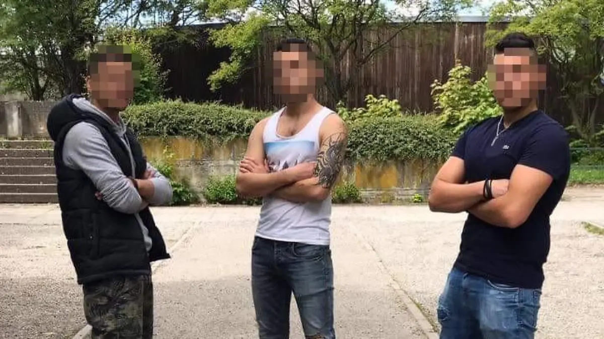 Majd H. posiert mit zwei Freunden