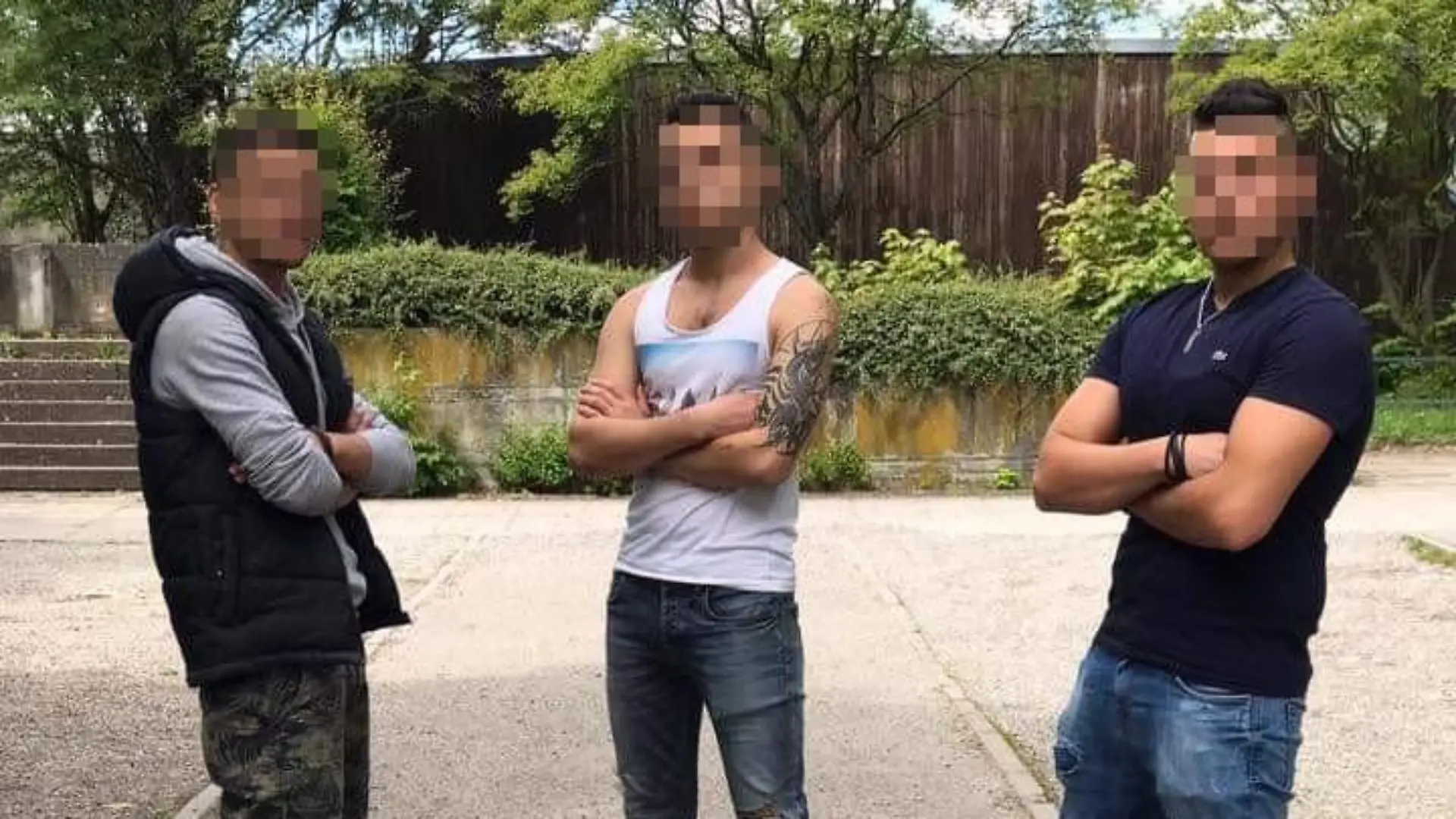 Majd H. posiert mit zwei Freunden