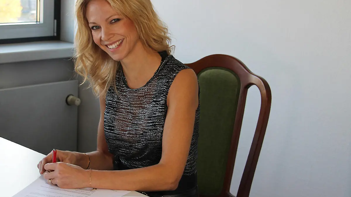 Birte Glang Unterschrift Vertrag.jpg
