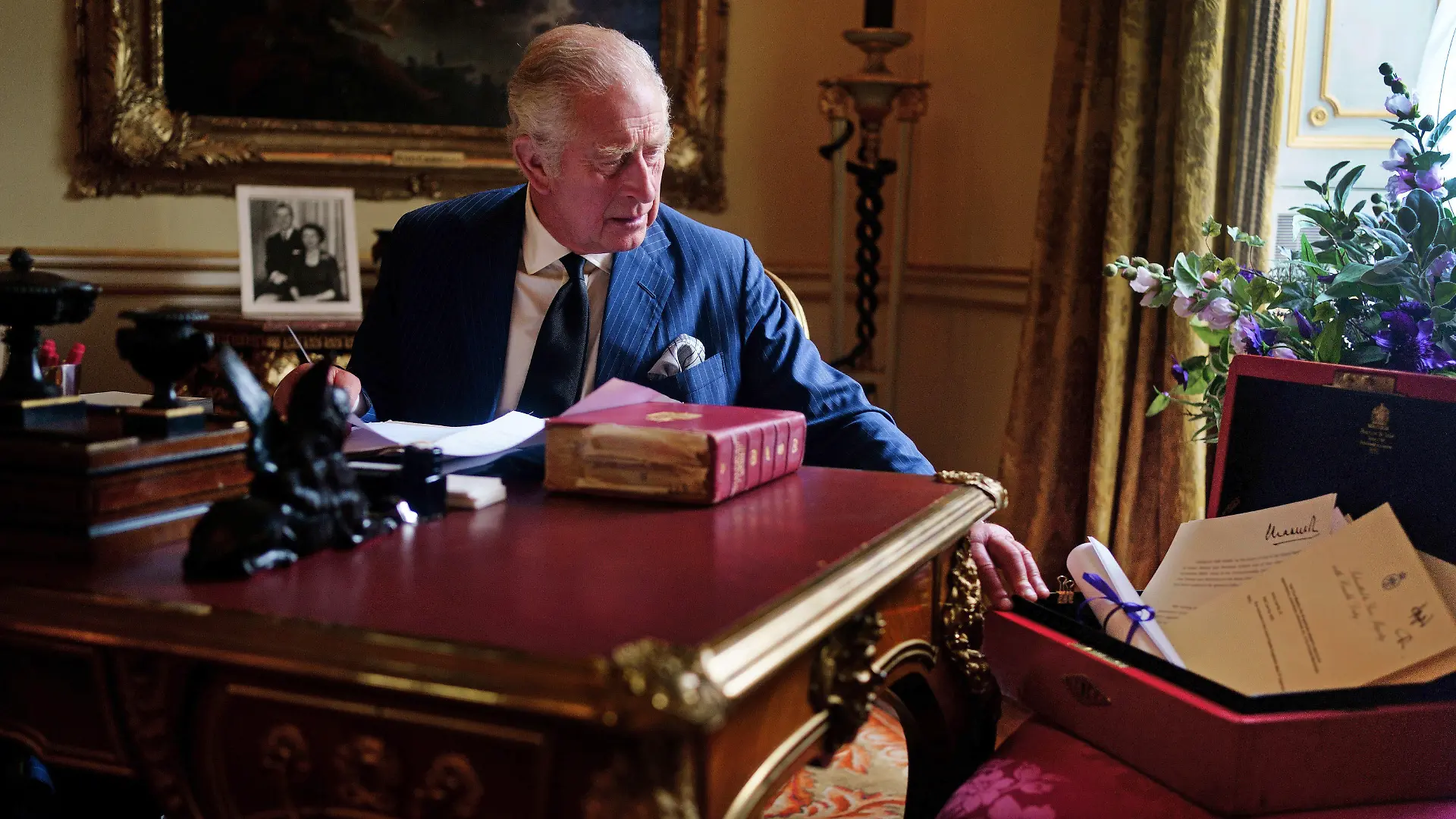 dpatopbilder - HANDOUT - 23.09.2022, Großbritannien, London: König Charles III. von Großbritannien sitzt bei der Erledigung offizieller Regierungsaufgaben aus seiner roten Box im Eighteenth Century Room im Buckingham Palast. (zu dpa «Neuer britischer König Charles erstmals mit Red Box zu sehen») Foto: Victoria Jones/PA Media/dpa - ACHTUNG: Nur zur redaktionellen Verwendung im Zusammenhang mit der Berichterstattung über die Sendung. Das Foto darf nicht verändert und nur im vollen Ausschnitt verwendet werden. Keine Archivierung. Nur mit vollständiger Nennung des vorstehenden Credits. Keine Verwendung nach dem 07.10. +++ dpa-Bildfunk +++