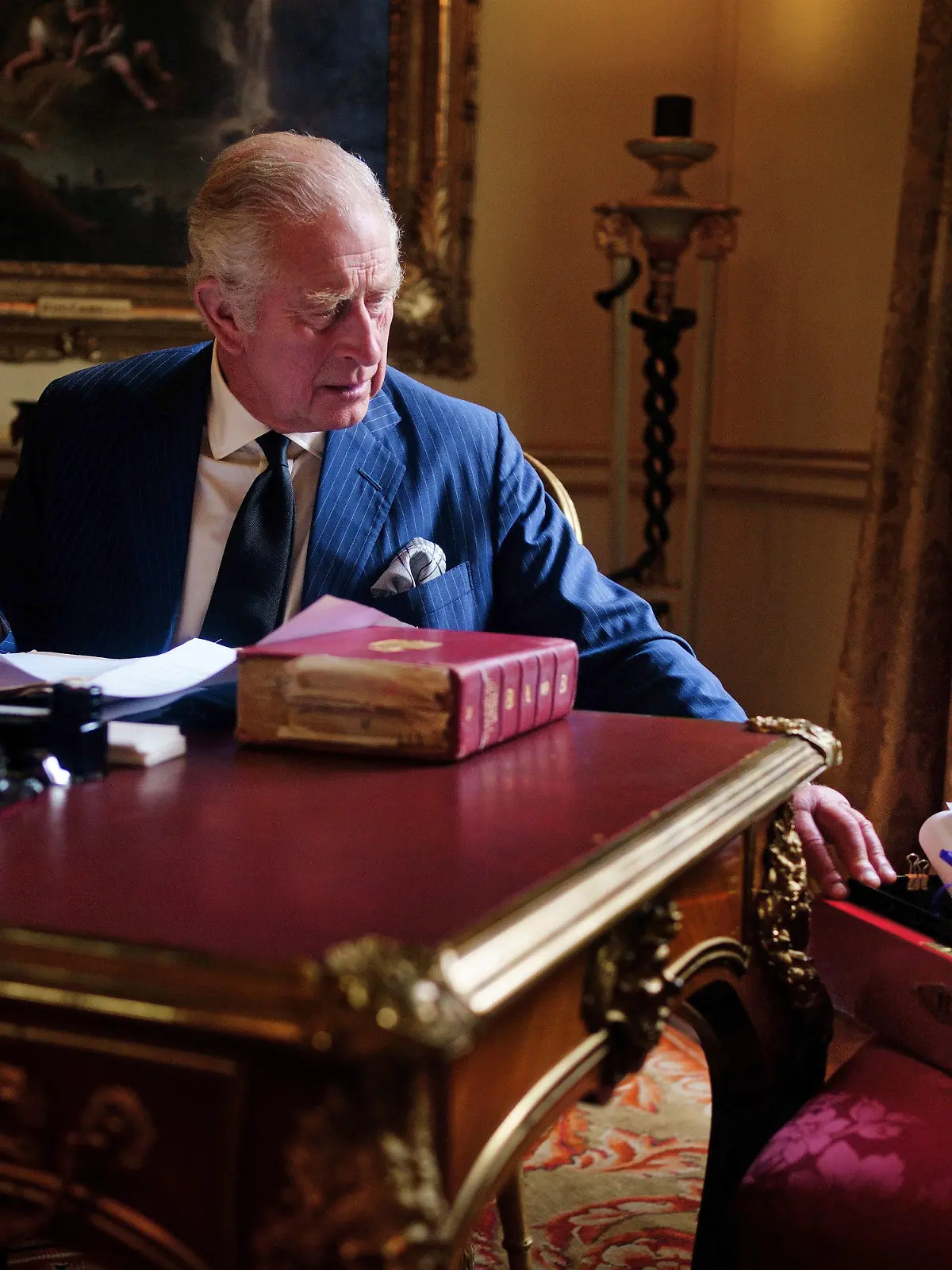 dpatopbilder - HANDOUT - 23.09.2022, Großbritannien, London: König Charles III. von Großbritannien sitzt bei der Erledigung offizieller Regierungsaufgaben aus seiner roten Box im Eighteenth Century Room im Buckingham Palast. (zu dpa «Neuer britischer König Charles erstmals mit Red Box zu sehen») Foto: Victoria Jones/PA Media/dpa - ACHTUNG: Nur zur redaktionellen Verwendung im Zusammenhang mit der Berichterstattung über die Sendung. Das Foto darf nicht verändert und nur im vollen Ausschnitt verwendet werden. Keine Archivierung. Nur mit vollständiger Nennung des vorstehenden Credits. Keine Verwendung nach dem 07.10. +++ dpa-Bildfunk +++