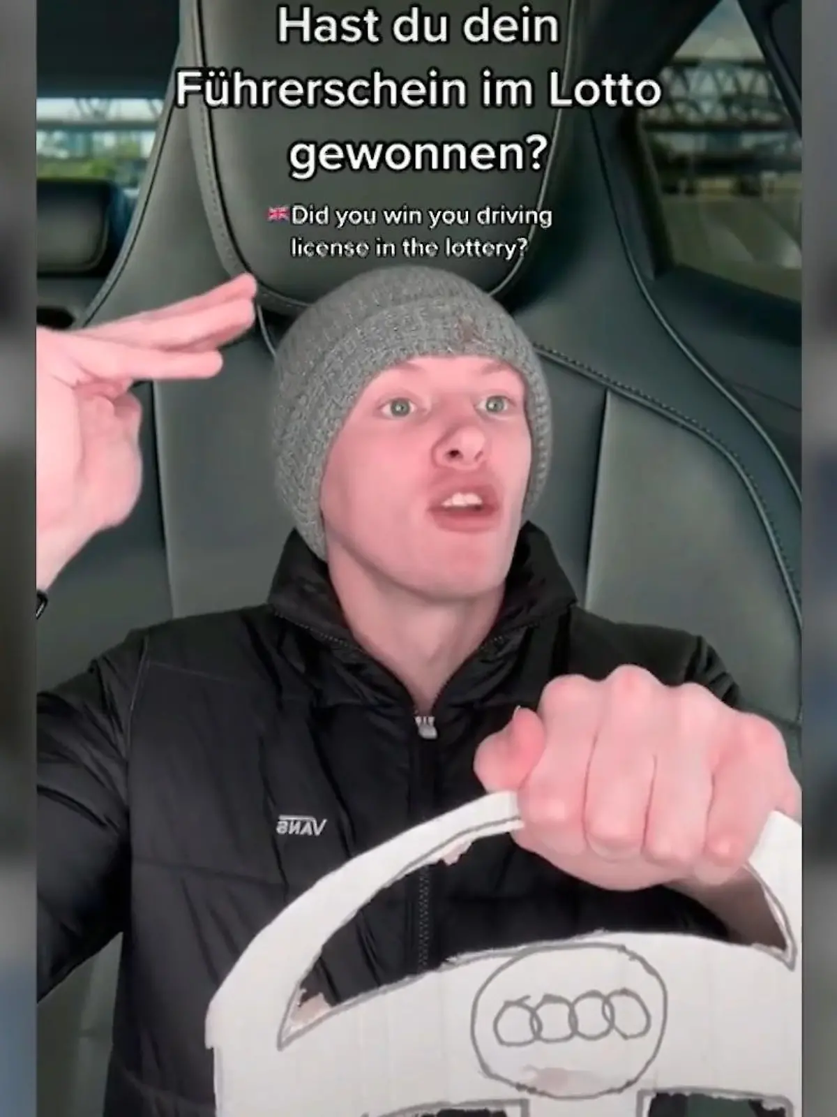 Was ist eigentlich typisch deutsch? Klar, wer selbst in Deutschland groß geworden ist, dem fällt das wahrscheinlich gar nicht mehr auf. Anders verhält es sich bei Menschen, die zum Beispiel wegen Arbeit oder der Liebe nach Deutschland gezogen sind. Wie beim britischen TikToker Liam Carpenter, der vor 7 Jahren als 18-jähriger Profi-Basketballer vom britischen Kent ins beschauliche Crailsheim in Baden-Württemberg gezogen ist. Dann begann er, nebenher lustige Videos für Social-Media-Kanäle zu drehen. Und mit seiner "In Germany we don't say"-Videoreihe hat er es geschafft, die Klischees über Deutsche durch den Kakao zu ziehen und daraus sogar ein Geschäftsmodell zu entwickeln – und das ist wirklich sehr witzig! Was meinen Sie: Hat Liam mit seinen Scherzen über deutsche Gewohnheiten recht? Unsere Reporter Tracy Wittich, Melanie Haselhoff und Timo Michael haben ihn besucht und zeigen Ihnen im Video einige Beispiele.