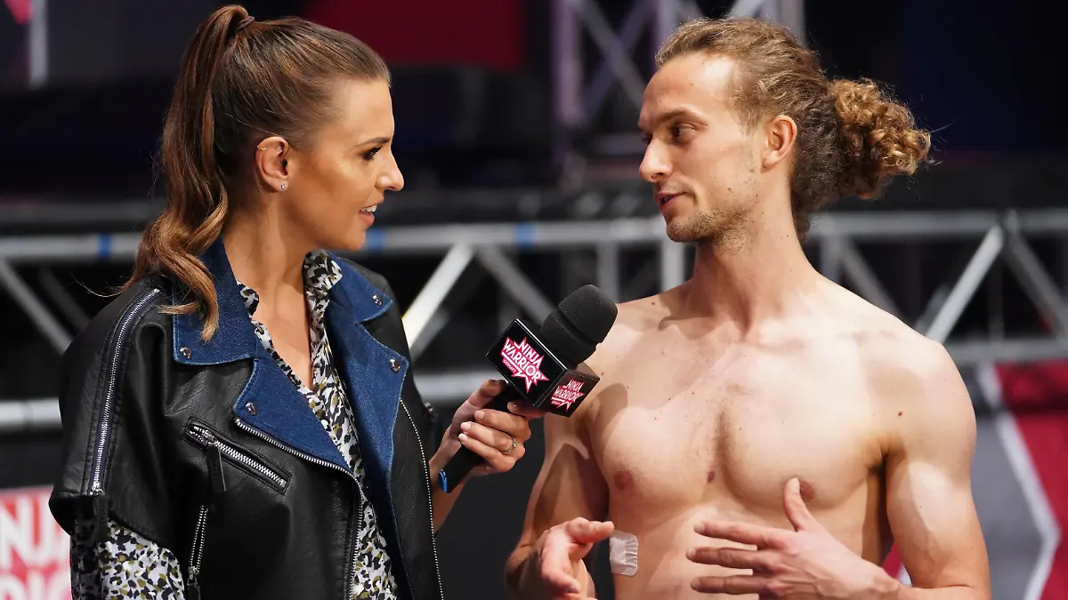 BU: Der Athlet Alexander Wurm aus Deutschland nach der dritten Runde des 4 Nationen-Specials im Gespräch mit Moderatorin Laura Wontorra.
BB: Foto: MG RTL D / Stefan Gregorowius, Runde 3, AZ 31.05.2018