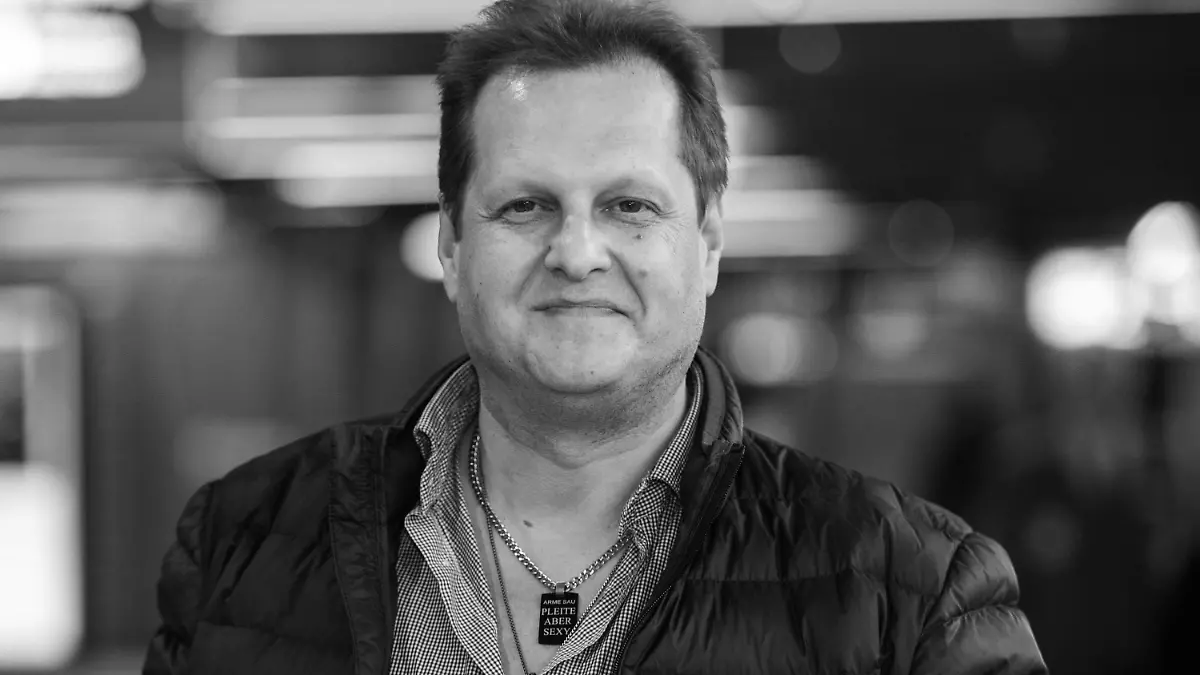 ARCHIV - 07.01.2017, Hessen, Frankfurt/Main: Jens Büchner, "Mallorca-Jens", steht im Flughafen Frankfurt am Main. Der TV-Auswanderer ist im Alter von 49 Jahren gestorben. Foto: Andreas Arnold/dpa +++ dpa-Bildfunk +++