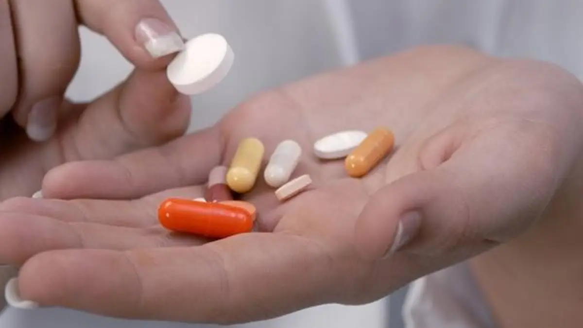 Tabletten in der Hand | Doctor Holding Pills in her Hand