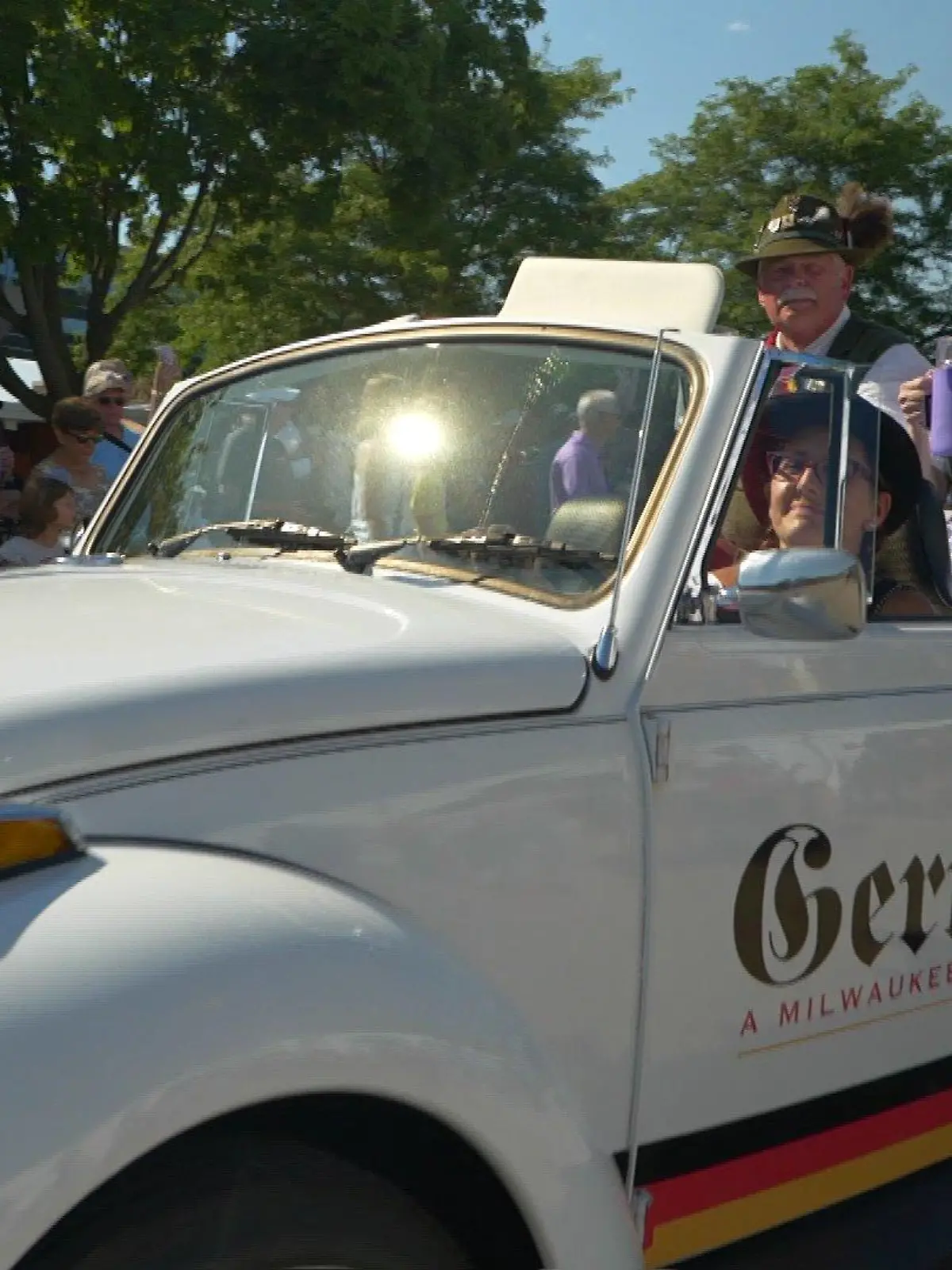Deutsch, Deutscher, Milwaukee! Wie bitte? Ja, Sie haben richtig gehört. Beim Germanfest in Milwaukee, USA, geht es deutscher zu als in Deutschland selbst. Von Karneval über Oktoberfest bis hin zu Dackelrennen – bei diesem Festival gibt es (fast) nichts, was es nicht gibt. Denn: Eine wichtige Zutat deutscher Feste ist hier sogar verboten!