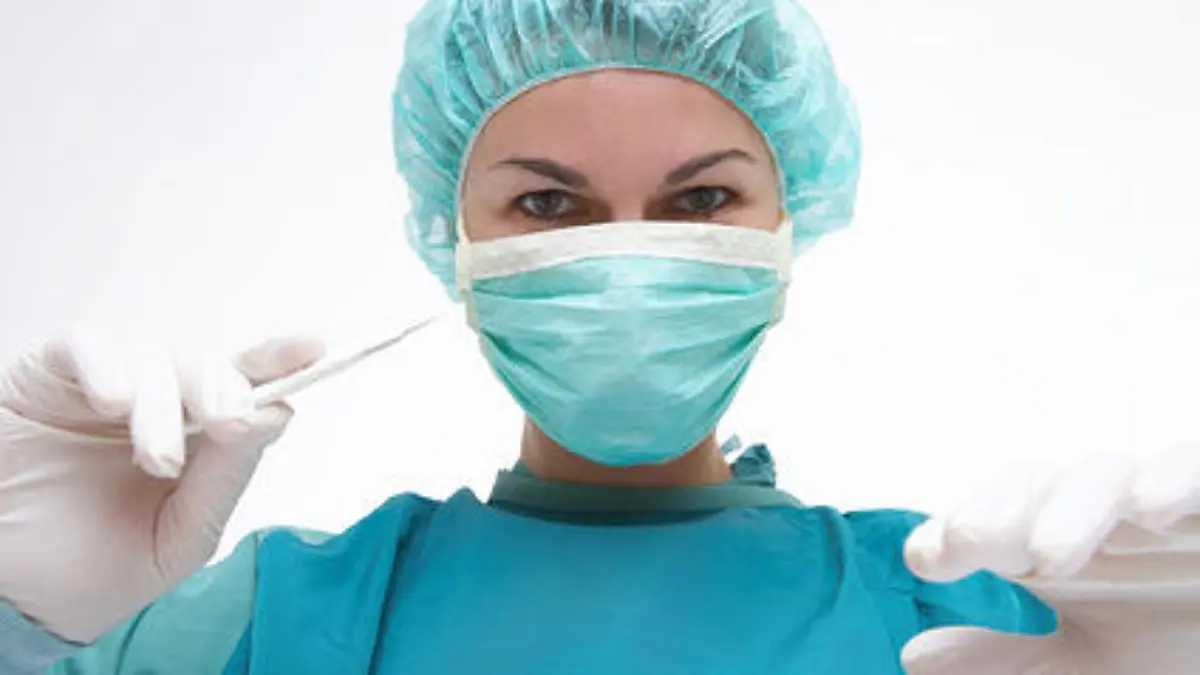 Chirurgin im Operationssaal