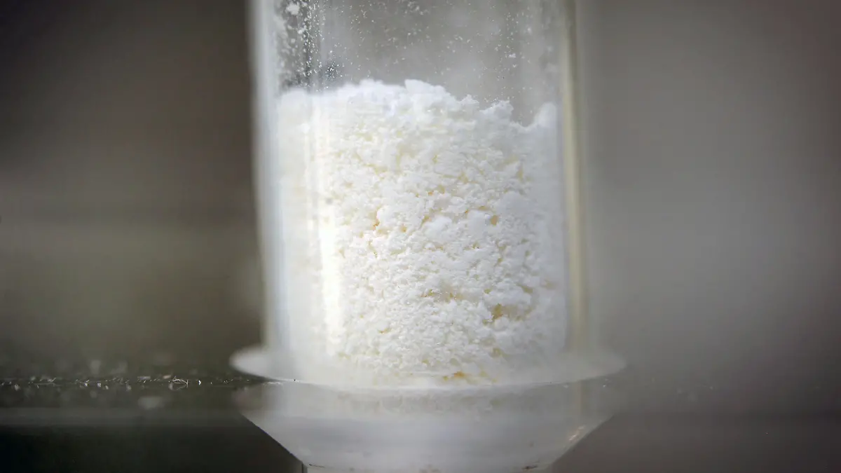 ARCHIV - 26.07.2012, Rheinland-Pfalz, Mainz: Eine Probe mit Amphetamin steht im Landeskriminalamt (LKA) auf einem Labortisch. (zu dpa «Studie bestätigt hohe Amphetamin-Werte im Saarland» vom 27.03.2019) Foto: Fredrik Von Erichsen/dpa +++ dpa-Bildfunk +++