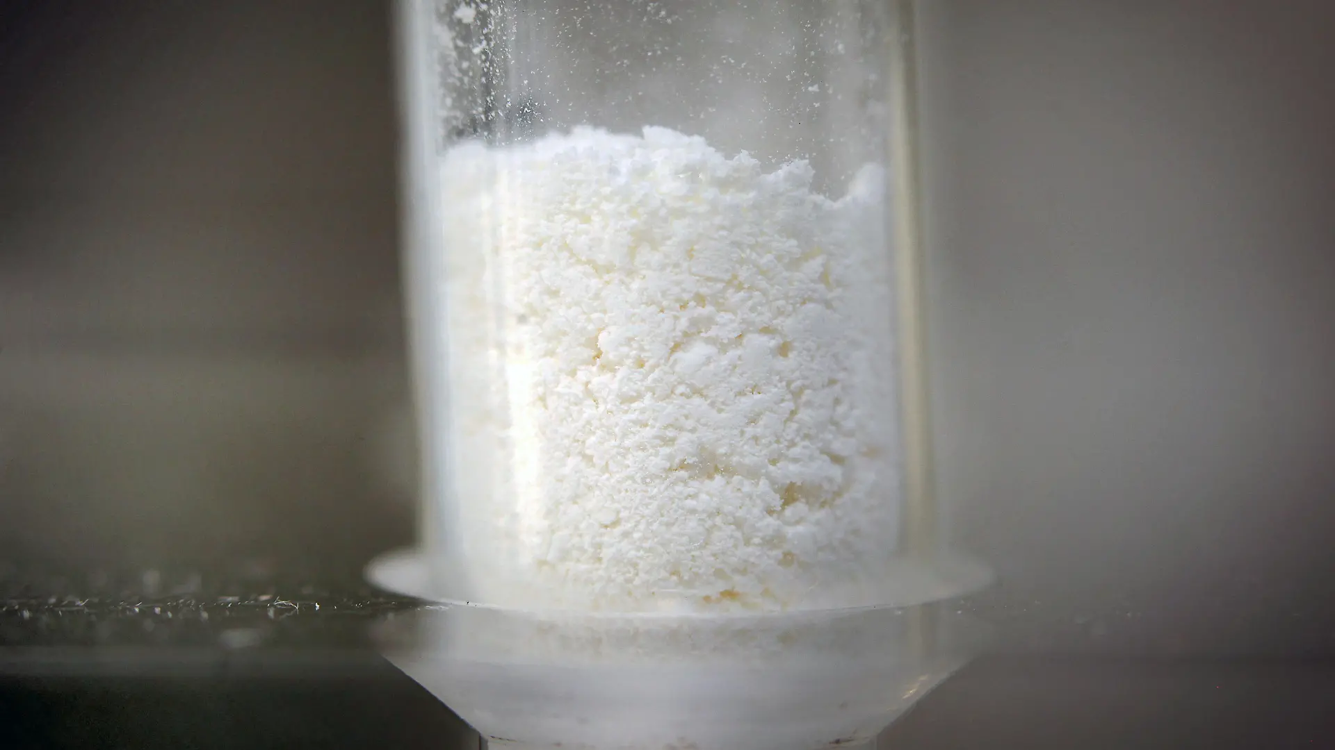 ARCHIV - 26.07.2012, Rheinland-Pfalz, Mainz: Eine Probe mit Amphetamin steht im Landeskriminalamt (LKA) auf einem Labortisch. (zu dpa «Studie bestätigt hohe Amphetamin-Werte im Saarland» vom 27.03.2019) Foto: Fredrik Von Erichsen/dpa +++ dpa-Bildfunk +++