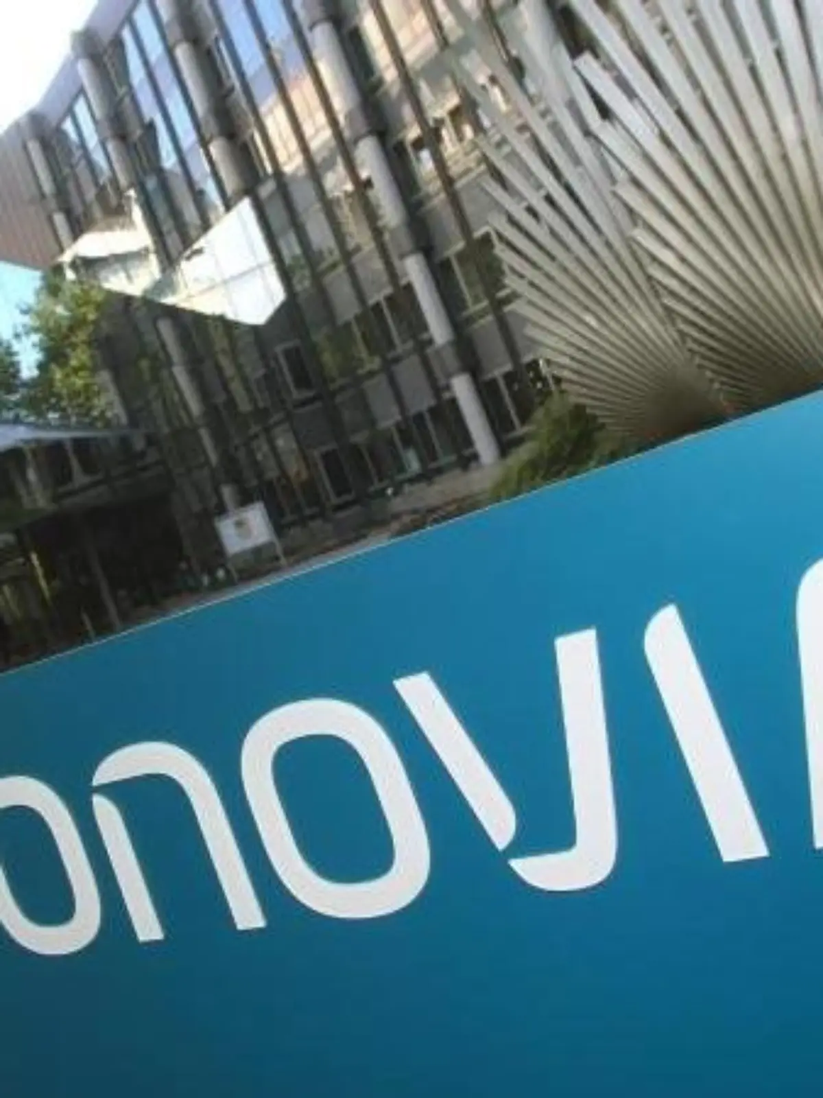 Das Logo von "Vonovia" vor der Firmenzentrale. Foto: Roland Weihrauch/Archiv
