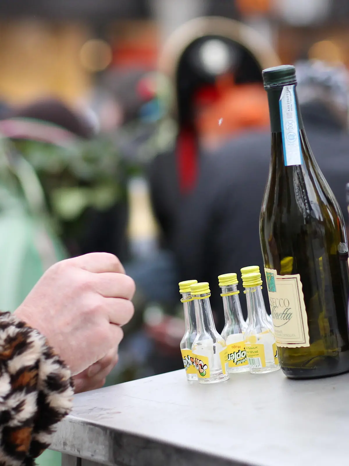 Karnevalist trinkt Schnaps