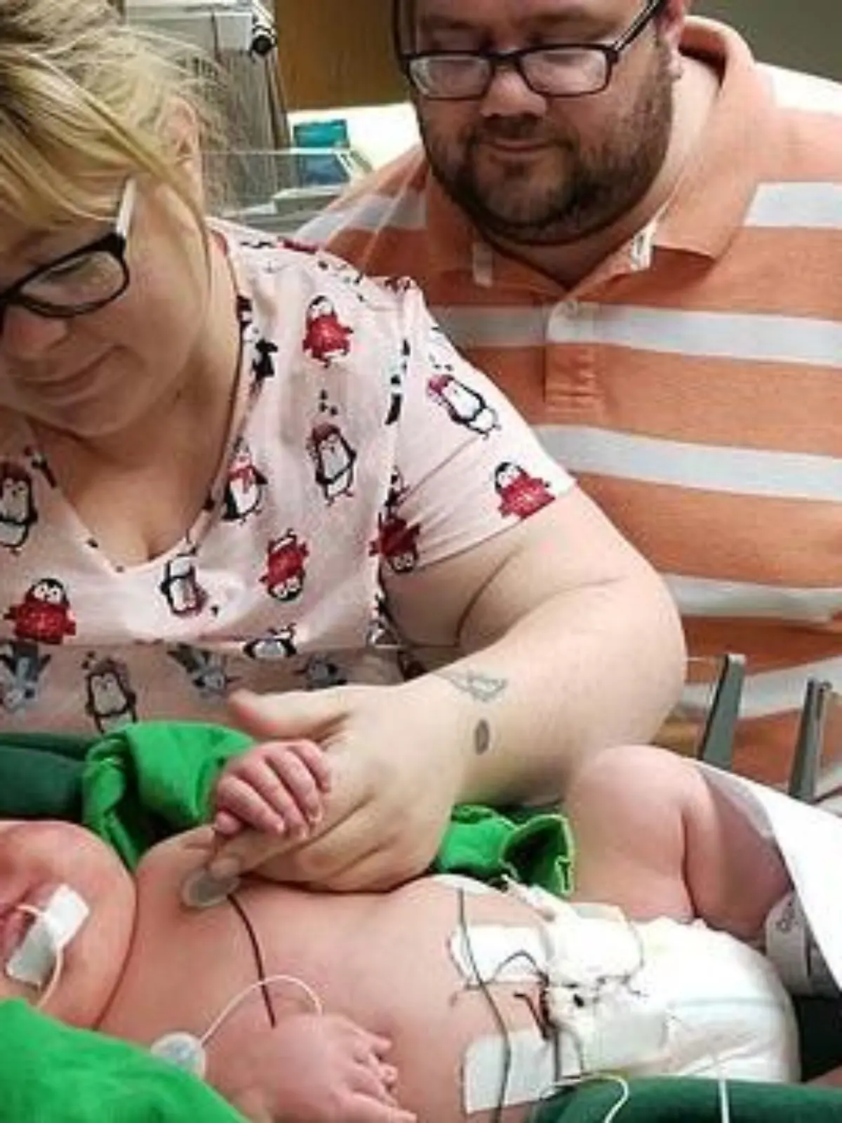 Ali James Medlock  mit seinen Eltern.