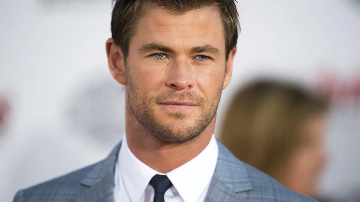 Actor Chris Hemsworth attends the premiere of Marvel's "Avengers: Age Of Ultron" at the Dolby Theatre on April 13, 2015 in Hollywood, California. AFP PHOTO / ROBYN BECK (Photo credit should read ROBYN BECK/AFP/Getty Images)