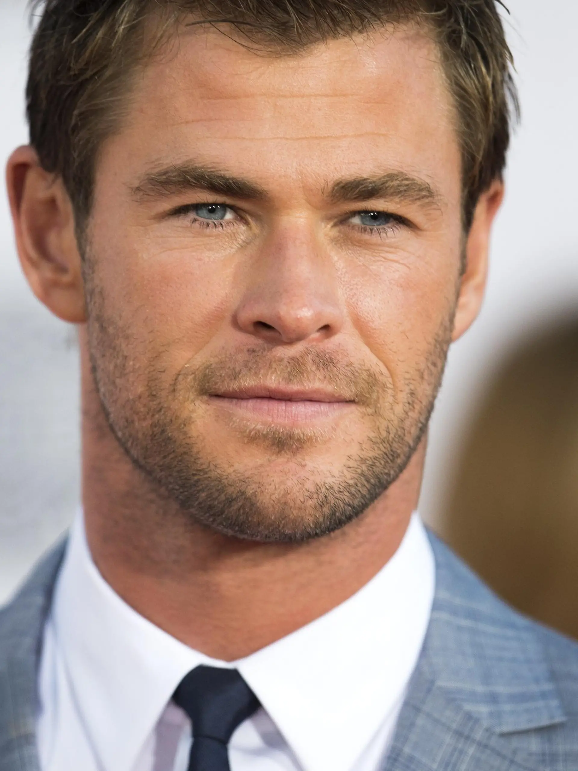 Actor Chris Hemsworth attends the premiere of Marvel's "Avengers: Age Of Ultron" at the Dolby Theatre on April 13, 2015 in Hollywood, California.  AFP PHOTO / ROBYN BECK        (Photo credit should read ROBYN BECK/AFP/Getty Images)