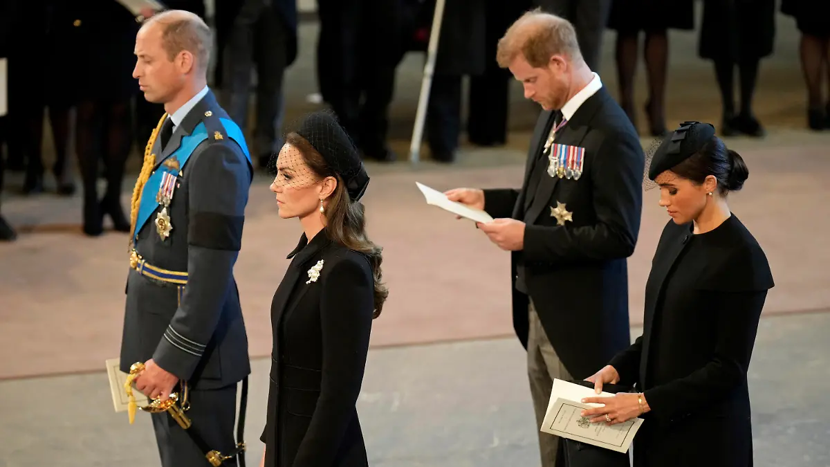 14.09.2022, Großbritannien, London: Prinz William (l-r), Prinz von Wales, Kate, Prinzessin von Wales, Prinz Harry, Herzog von Sussex, und Meghan, Herzogin von Sussex, erweisen Königin Elizabeth II. die letzte Ehre, während der Sarg in der Westminster Hall für ihre Aufbahrung bereitsteht. Die Königin wird vier Tage lang in der Westminster Hall aufgebahrt, bevor sie am 19.09.2022 beigesetzt wird. Foto: Christopher Furlong/Pool Getty Images/AP/dpa +++ dpa-Bildfunk +++