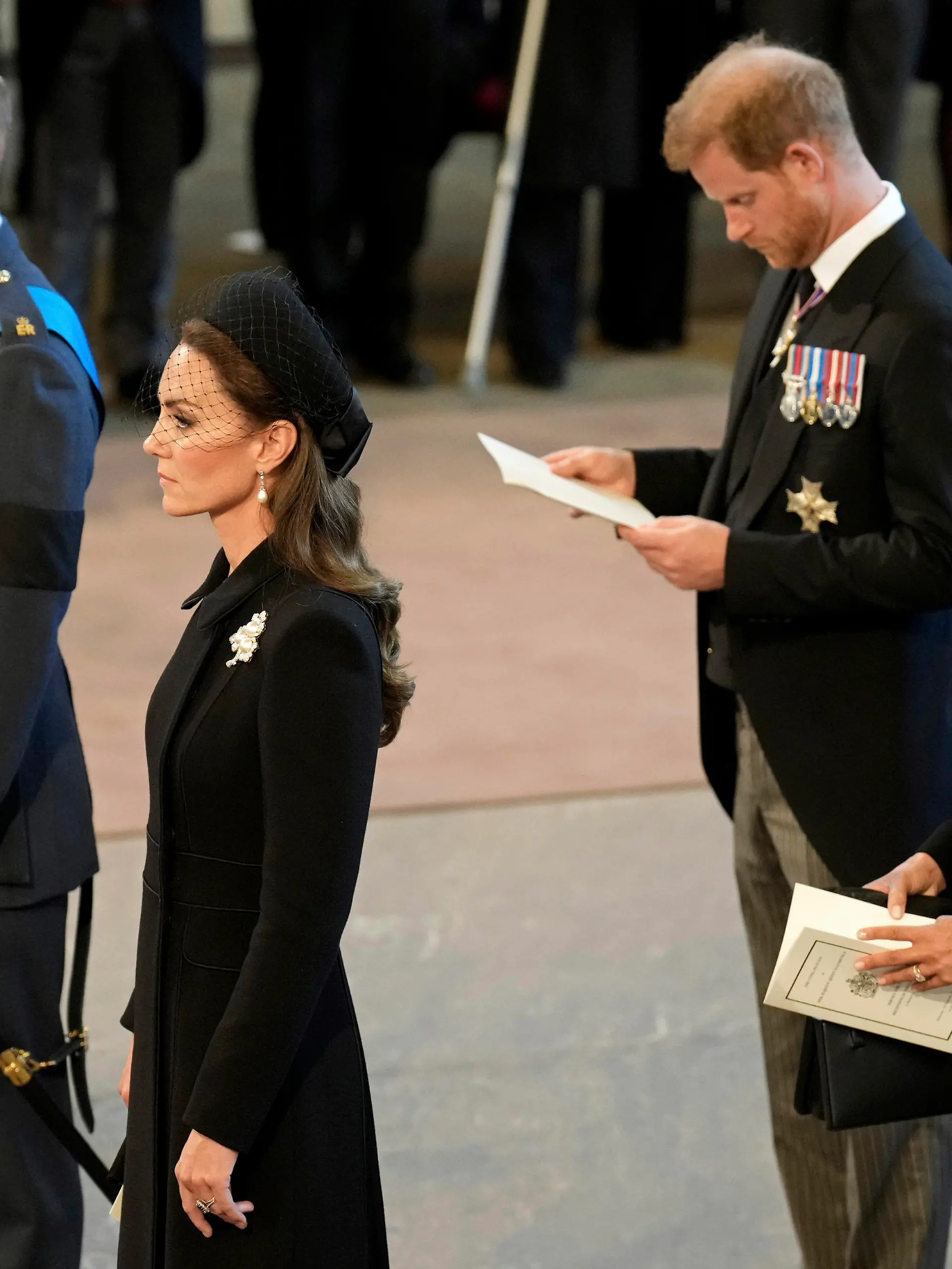 14.09.2022, Großbritannien, London: Prinz William (l-r), Prinz von Wales, Kate, Prinzessin von Wales, Prinz Harry, Herzog von Sussex, und Meghan, Herzogin von Sussex, erweisen Königin Elizabeth II. die letzte Ehre, während der Sarg in der Westminster Hall für ihre Aufbahrung bereitsteht. Die Königin wird vier Tage lang in der Westminster Hall aufgebahrt, bevor sie am 19.09.2022 beigesetzt wird. Foto: Christopher Furlong/Pool Getty Images/AP/dpa +++ dpa-Bildfunk +++