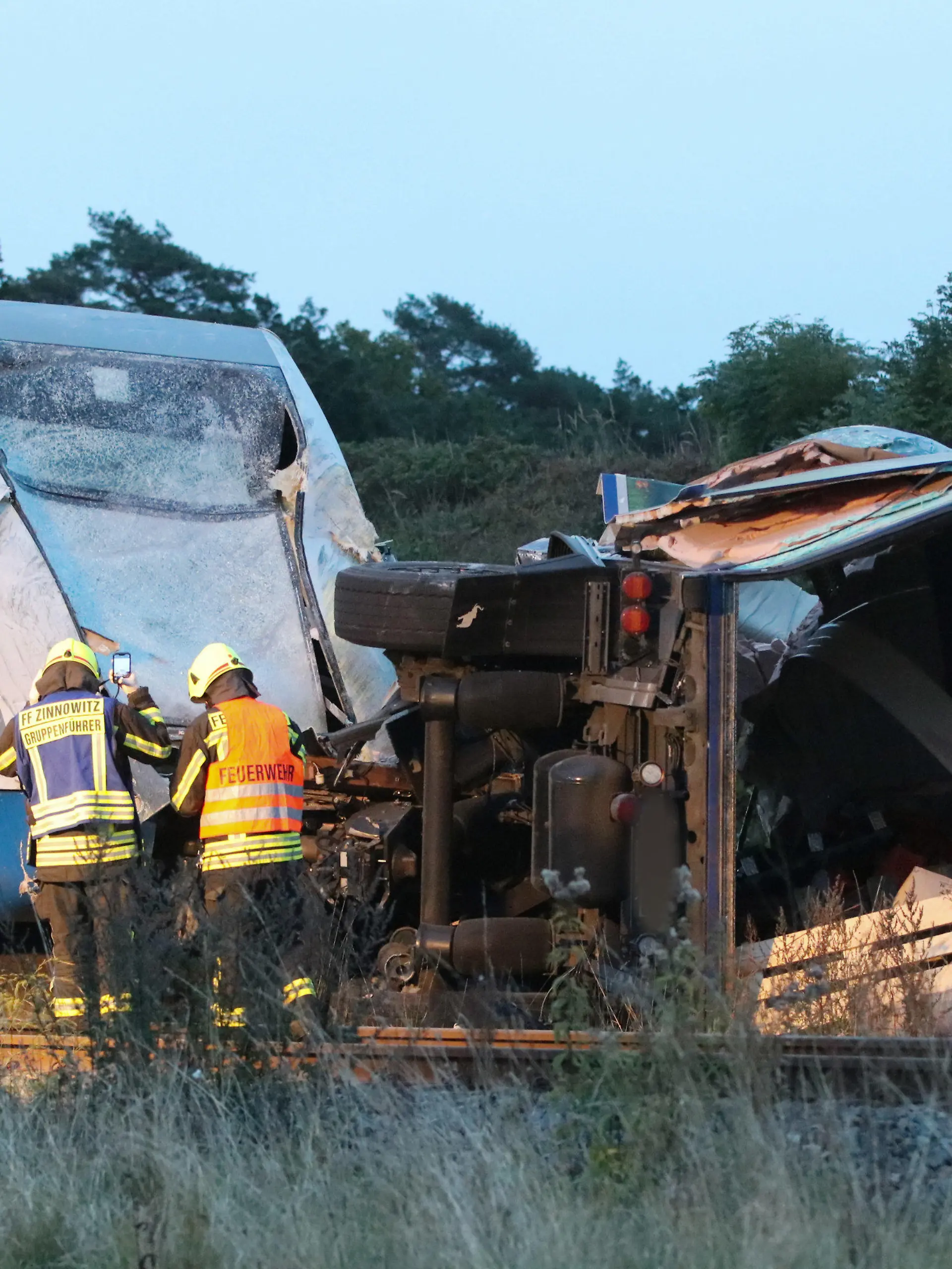 27.09.2022, Mecklenburg-Vorpommern, Koserow: Ein Laster liegt nach einem Unfall auf der Bahnstrecke vor einem Zug. Bei dem Zusammenstoß  sind am Dienstagmorgen auf der Insel Usedom mehrere Reisende und der Zugführer verletzt worden. Wie ein Sprecher der Bundespolizei sagte, ereignete sich der Unfall am frühen Morgen an einem Bahnübergang auf der Bundesstraße 111 zwischen Koserow und Kölpinsee (Vorpommern-Greifswald). Im Zug sollen etwa 15 Passagiere und Bahnmitarbeiter gewesen sein. Insgesamt soll es sieben Leichtverletzte und zwei Schwerverletzte geben. Ein Großaufgebot an Rettungskräften sei im Einsatz. Foto: Tilo Wallrodt/dpa +++ dpa-Bildfunk +++