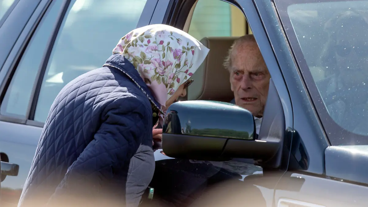 ARCHIV - 11.05.2018, Großbritannien, Windsor: Die britische Königin Elizabeth II. spricht mit ihrem Ehemann Prinz Philip, Herzog von Edinburgh, der am Rande der Pferdeschau «Royal Windsor Horse Show» am Schloss Windsor am Steuer seines Fahrzeuges sitzt. Wenige Wochen nach einem Unfall zieht Prinz Philip die Konsequenzen; er gibt seine Fahrerlaubnis ab. (zu dpa "Prinz Philip verzichtet mit 97 freiwillig auf den Führerschein" vom 09.02.2019) Foto: Steve Parsons/PA Wire/dpa +++ dpa-Bildfunk +++
