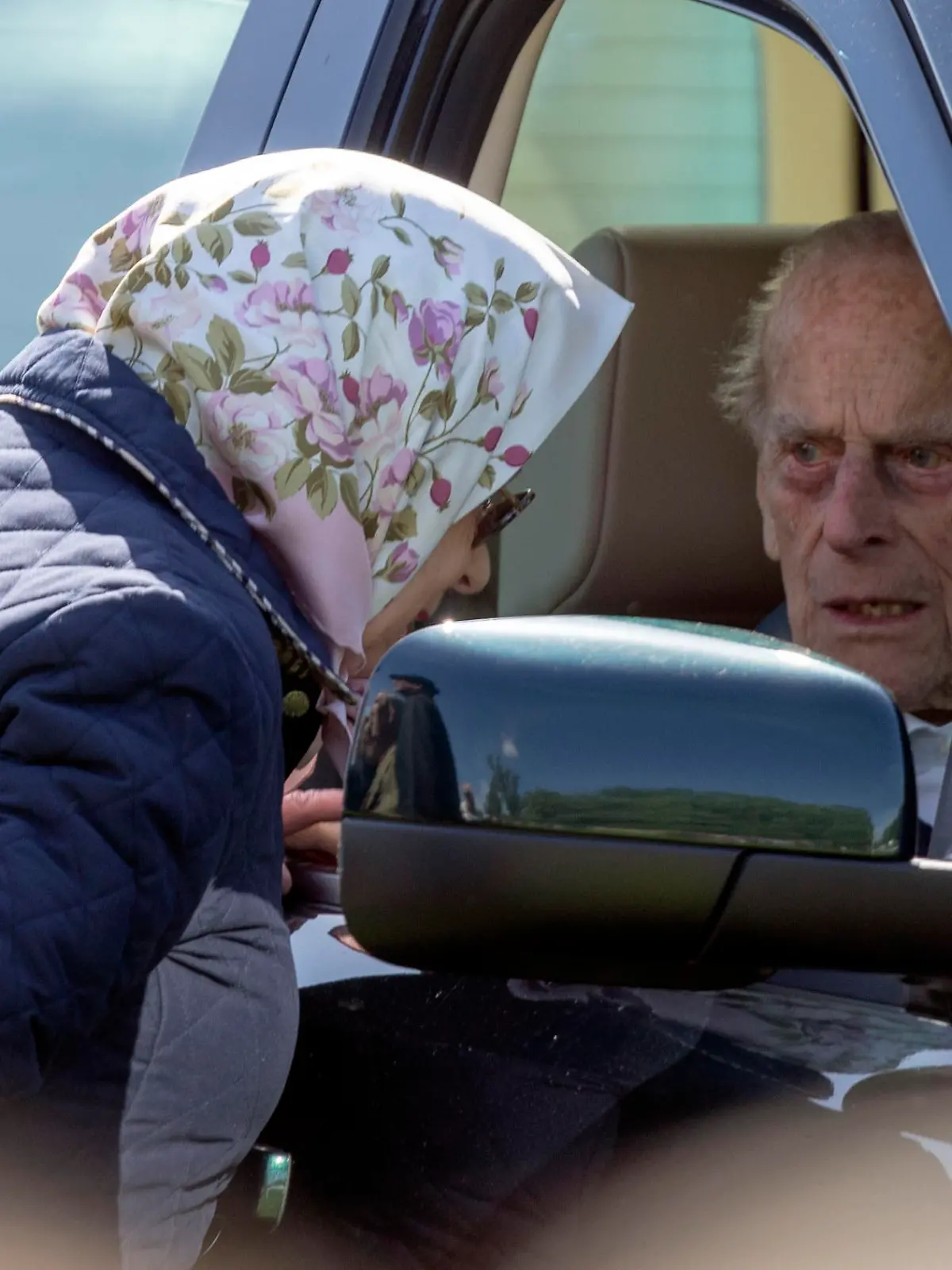 ARCHIV - 11.05.2018, Großbritannien, Windsor: Die britische Königin Elizabeth II. spricht mit ihrem Ehemann Prinz Philip, Herzog von Edinburgh, der am Rande der Pferdeschau «Royal Windsor Horse Show» am Schloss Windsor am Steuer seines Fahrzeuges sitzt. Wenige Wochen nach einem Unfall zieht Prinz Philip die Konsequenzen; er gibt seine Fahrerlaubnis ab. (zu dpa "Prinz Philip verzichtet mit 97 freiwillig auf den Führerschein" vom 09.02.2019) Foto: Steve Parsons/PA Wire/dpa +++ dpa-Bildfunk +++