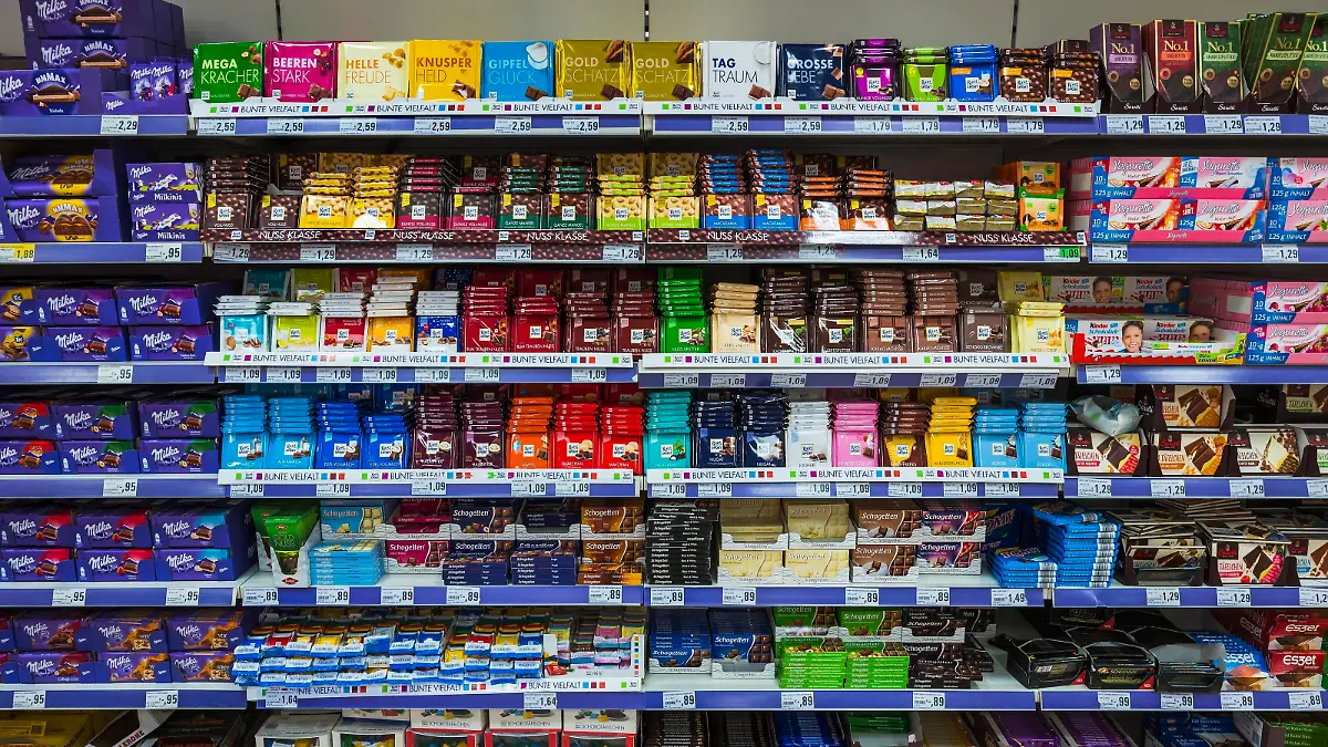 Regale mit verschiedener Schokolade im Supermarkt, München, Oberbayern, Bayern, Deutschland, Europa