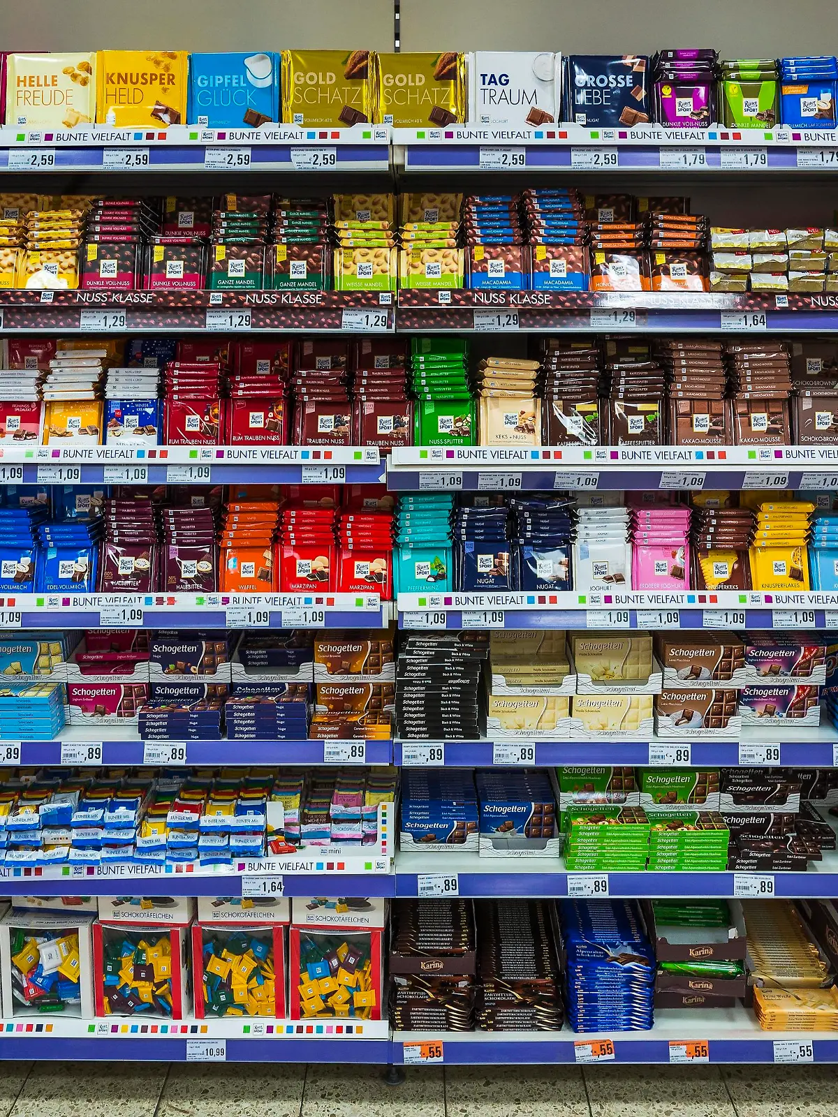 Regale mit verschiedener Schokolade im Supermarkt, München, Oberbayern, Bayern, Deutschland, Europa