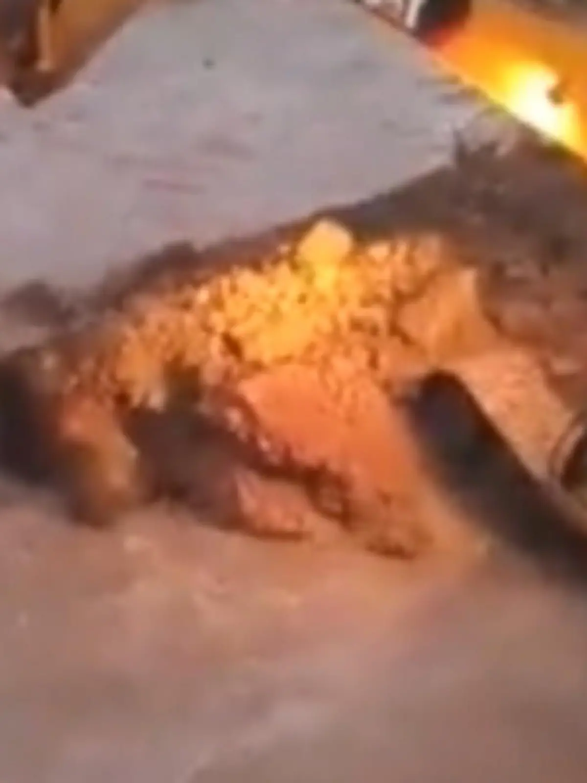 So hat sich der Baggerfahrer das sicherlich nicht vorgestellt. Kurz nachdem er das letzte stützende Element der Brücke durchtrennt, landet er selbst im Kanal und geht baden.