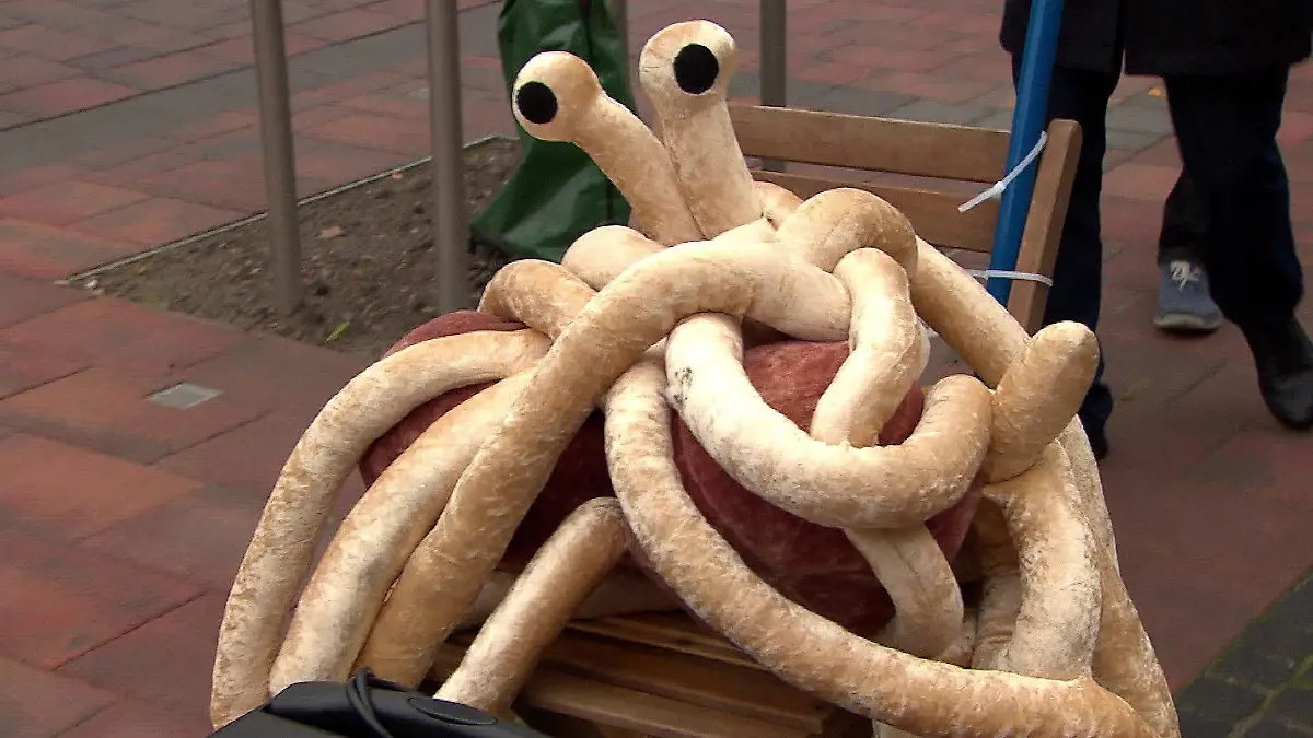 Das fliegende Spaghettimonster wird als Stofftier durch Friesoythe gezogen.