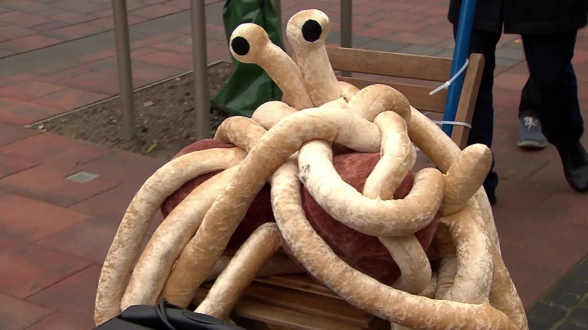 Das fliegende Spaghettimonster wird als Stofftier durch Friesoythe gezogen.