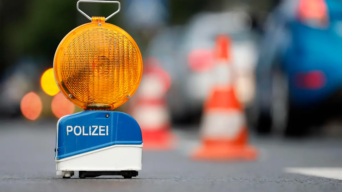 Zwei SUV sind nach einem Unfall auf der Aachener Straße schwer beschädigt. Die Polizei sperrt die Fahrbahn und sichert die Unfallstelle mit Polizei-Baken. Nach Zahlen des Statistischen Bundesamtes Wiesbaden Destatis sind in Deutschland im April 2021 184 Menschen bei Straßenverkehrsunfällen ums Leben gekommen - so wenige wie noch nie in einem April seit der deutschen Vereinigung. Themenbild, Symbolbild Köln, 04.07.2021 *** Two SUVs are badly damaged after an accident on Aachener Straße Police close the lane and secure the scene of the accident with police beacons According to figures from the Federal Statistical Office in Wiesbaden Destatis, 184 people died in road accidents in Germany in April 2021 the lowest number of deaths in an Foto:xC.xHardtx/xFuturexImage