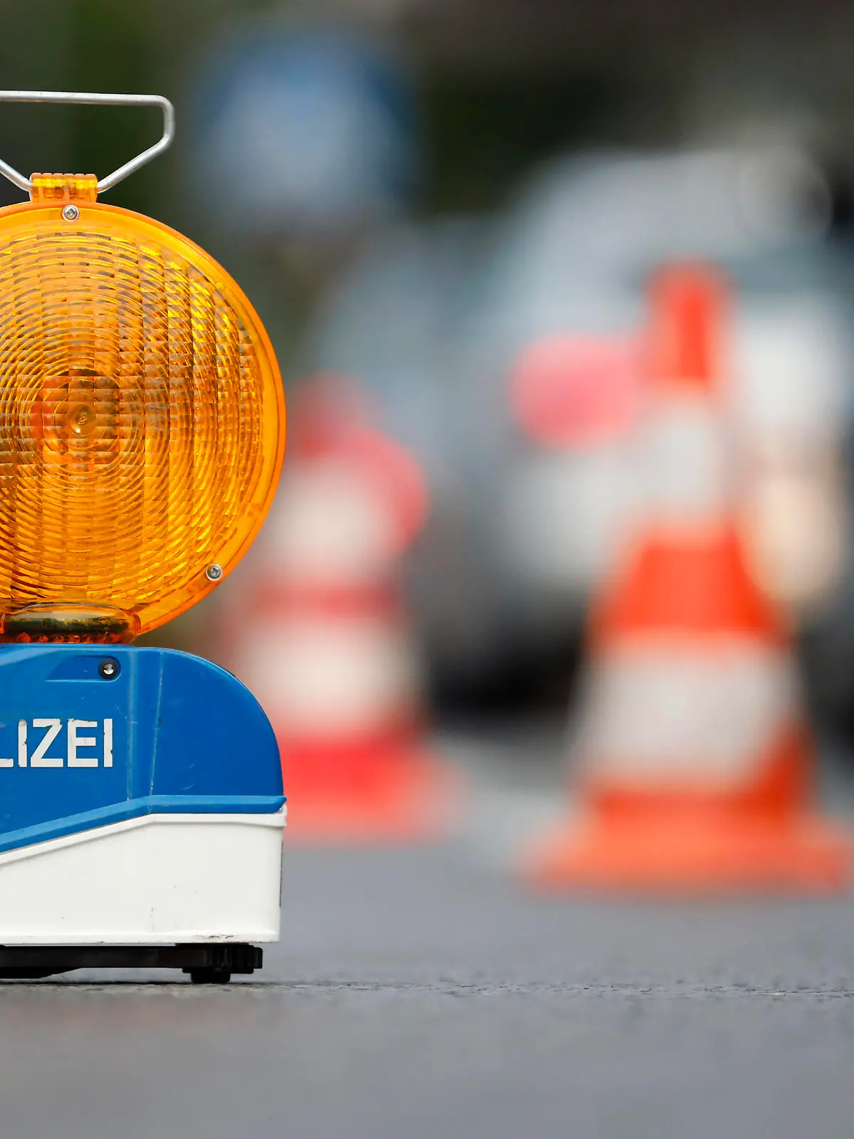 Zwei SUV sind nach einem Unfall auf der Aachener Straße schwer beschädigt. Die Polizei sperrt die Fahrbahn und sichert die Unfallstelle mit Polizei-Baken. Nach Zahlen des Statistischen Bundesamtes Wiesbaden Destatis sind in Deutschland im April 2021 184 Menschen bei Straßenverkehrsunfällen ums Leben gekommen - so wenige wie noch nie in einem April seit der deutschen Vereinigung. Themenbild, Symbolbild Köln, 04.07.2021 *** Two SUVs are badly damaged after an accident on Aachener Straße Police close the lane and secure the scene of the accident with police beacons According to figures from the Federal Statistical Office in Wiesbaden Destatis, 184 people died in road accidents in Germany in April 2021 the lowest number of deaths in an Foto:xC.xHardtx/xFuturexImage 