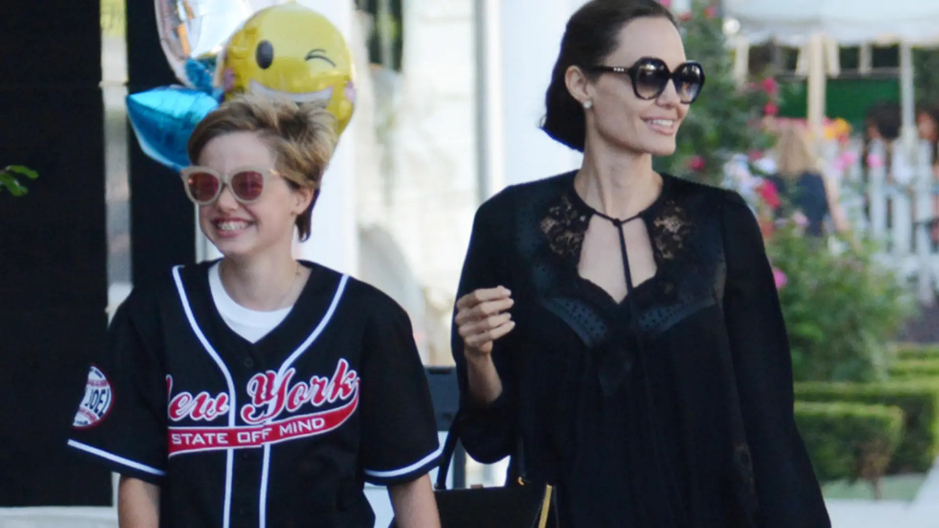 Angelina Jolie and two of her children, Shiloh and Zahara, make a stop at Kitson Store in Los Angeles, CA.
Pictured: Angelina Jolie
Ref: SPL5017802 210818 NON-EXCLUSIVE
Picture by: SplashNews.com
Splash News and Pictures
Los Angeles: 310-821-2666
New York: 212-619-2666
London: 0207 644 7656
Milan: +39 02 4399 8577
Sydney: +61 02 9240 7700
photodesk@splashnews.com
World Rights, No France Rights