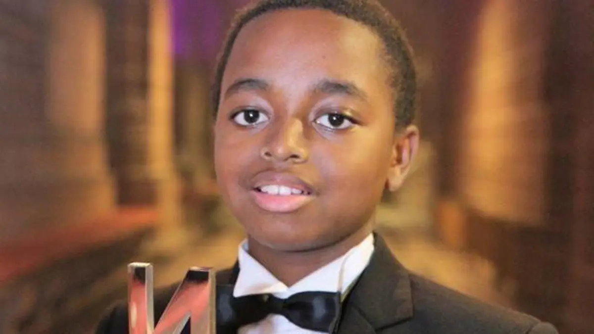 Joshua Beckford mit dem "National Diversity Award", den er im Jahr 2017 erhalten hat.