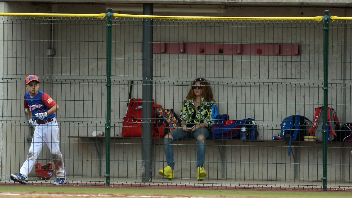 SONDERKONDITIONEN: MINDESTHONORAR: EXCLUSIVE: Colombian singer Shakira and her husband, Barca player Gerard Pique, spotted as spectators of a Baseball game played by their son Milan.
Pique went with his mother and Shakira with a group of friends and also her mother. Several meters apart, they practically did not look at each other and only when their other son Shasa went to say goodbye to his mother were they close.
**USE CHILD PIXELATED IMAGES IF YOUR TERRITORY REQUIRES IT**
Pictured: Shakira
Ref: SPL5488742 240922 EXCLUSIVE
Picture by: MPH / SplashNews.com
Splash News and Pictures
USA: +1 310-525-5808
London: +44 (0)20 8126 1009
Berlin: +49 175 3764 166
photodesk@splashnews.com
World Rights, No Aruba Rights, No Argentina Rights, No Bolivia Rights, No Brazil Rights, No Chile Rights, No Colombia Rights, No Ecuador Rights, No French Guiana Rights, No Guyana Rights, No Suriname Rights, No Paraguay Rights, No Peru Rights, No Portugal Rights, No Spain Rights, No Trinidad And Tobago Rights, No Curaçao Rights, No Uruguay Rights, No Venezuela Rights