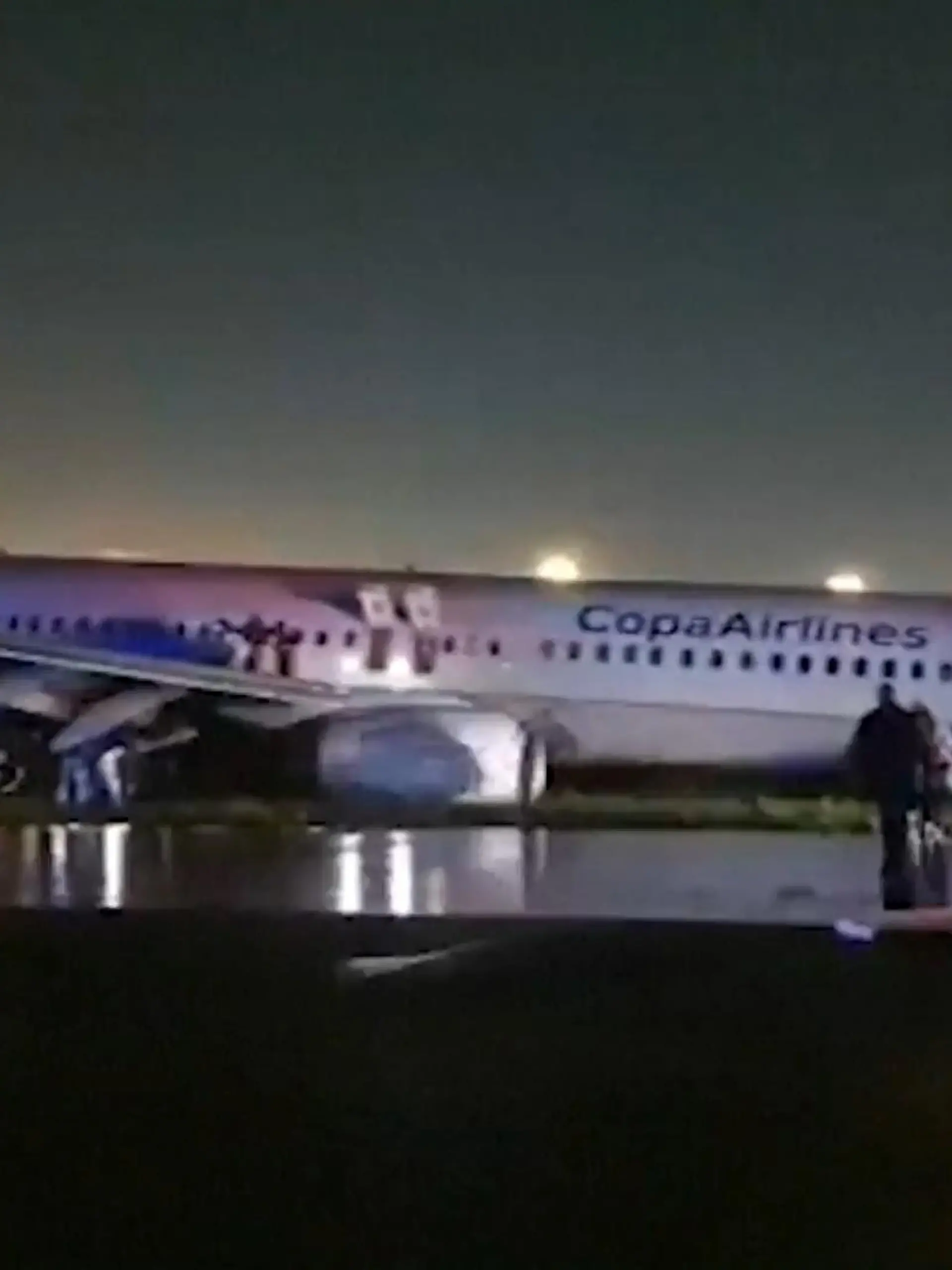 Bei der Landung ist eine Boeing 733 in Panama von der Landebahn abgekommen. Dabei wurde niemand verletzt. Wenig später nahm der Flughafen den normalen Betrieb wieder auf.