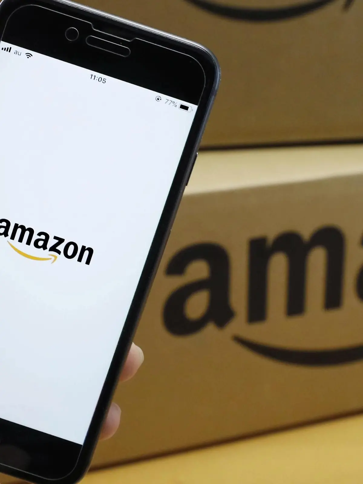 Smartphone vor Amazon-Karton