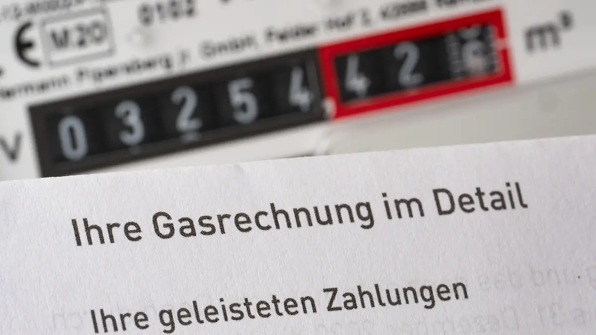 11.07.2022, Baden-Württemberg, Stuttgart: Eine Gasrechnung wird in einem privaten Haushalt vor einem Gaszähler gehalten (gestellte Szene). Der Städtetag hat in Bezug auf den drohenden Gasmangel und die Maßnahmenpläne der Kommunen Gespräche in Berlin geführt, über die nun berichtet wird. Foto: Bernd Weißbrod/dpa +++ dpa-Bildfunk +++