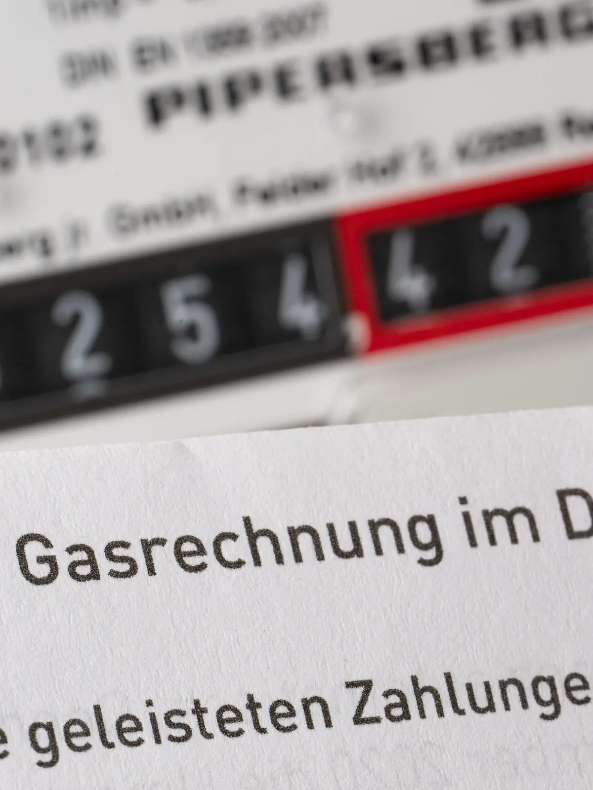 11.07.2022, Baden-Württemberg, Stuttgart: Eine Gasrechnung wird in einem privaten Haushalt vor einem Gaszähler gehalten (gestellte Szene). Der Städtetag hat in Bezug auf den drohenden Gasmangel und die Maßnahmenpläne der Kommunen Gespräche in Berlin geführt, über die nun berichtet wird. Foto: Bernd Weißbrod/dpa +++ dpa-Bildfunk +++