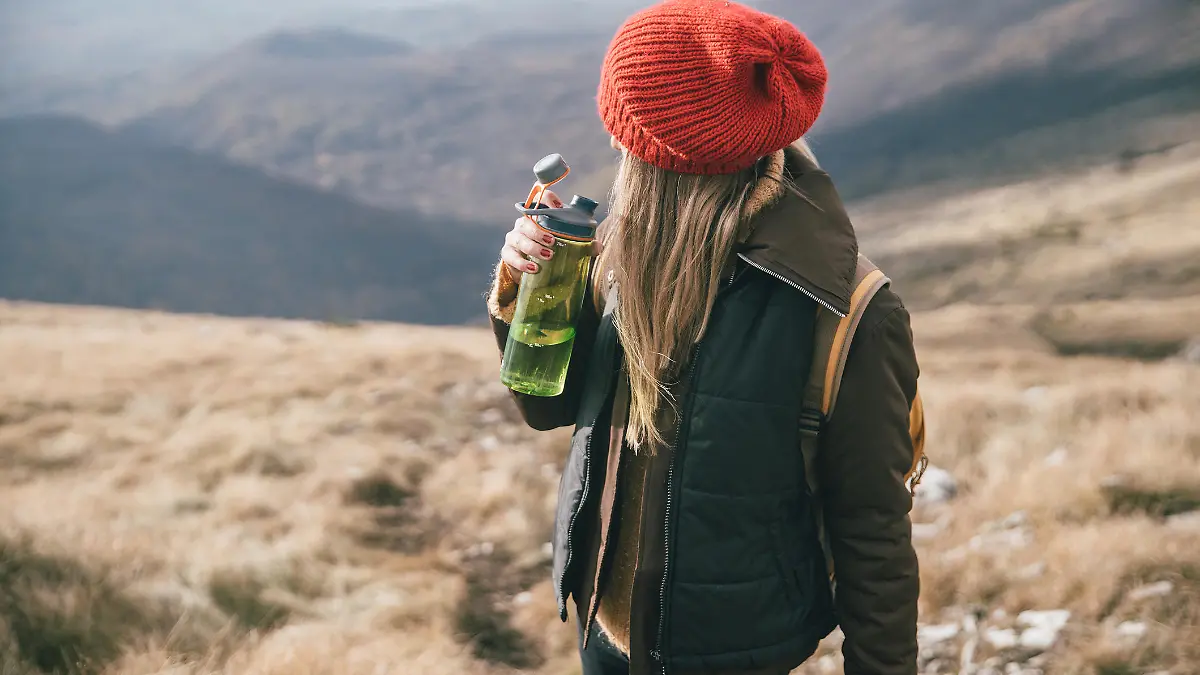 Trinkflasche immer mit dabei: Bei einer Wanderung ist Flüssigkeit ganz besonders wichtig.