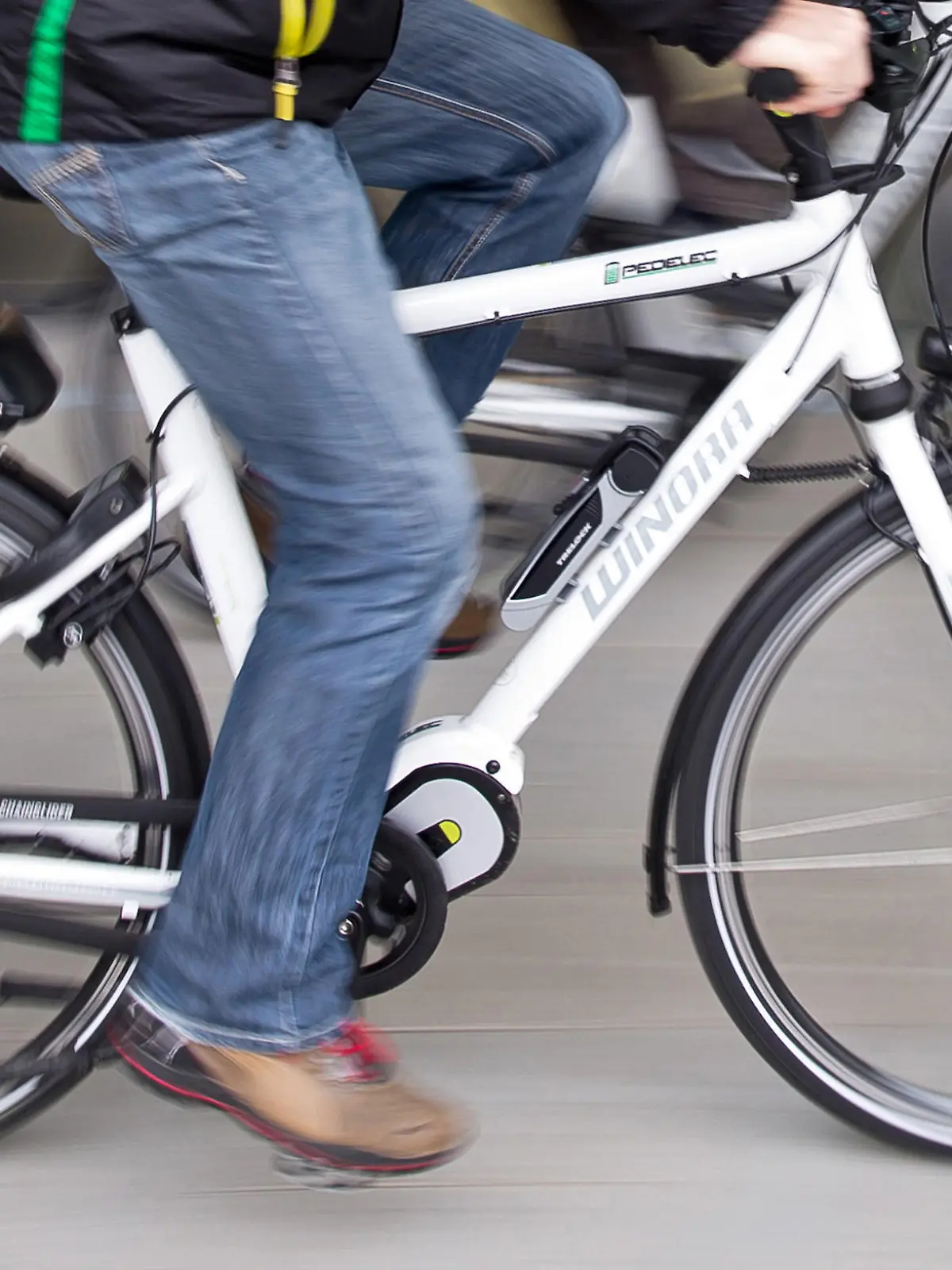 ARCHIV - 06.12.2013, Bayern, Würzburg: Ein Mann fährt auf einem Pedelec (E-Bike). Fahrradfahrten enden immer häufiger tödlich: 2018 starben 455 Radfahrer auf Deutschland Straßen, darunter 89 auf Elektrorädern (Pedelecs). Das waren 15 Prozent mehr Unfälle als 2017, bei den Pedelecs lag der Anstieg bei 27 Prozent. (zu dpa "Saisonstart mit Hindernissen - die wichtigsten Gefahren für Radler") Foto: Daniel Karmann/dpa +++ dpa-Bildfunk +++