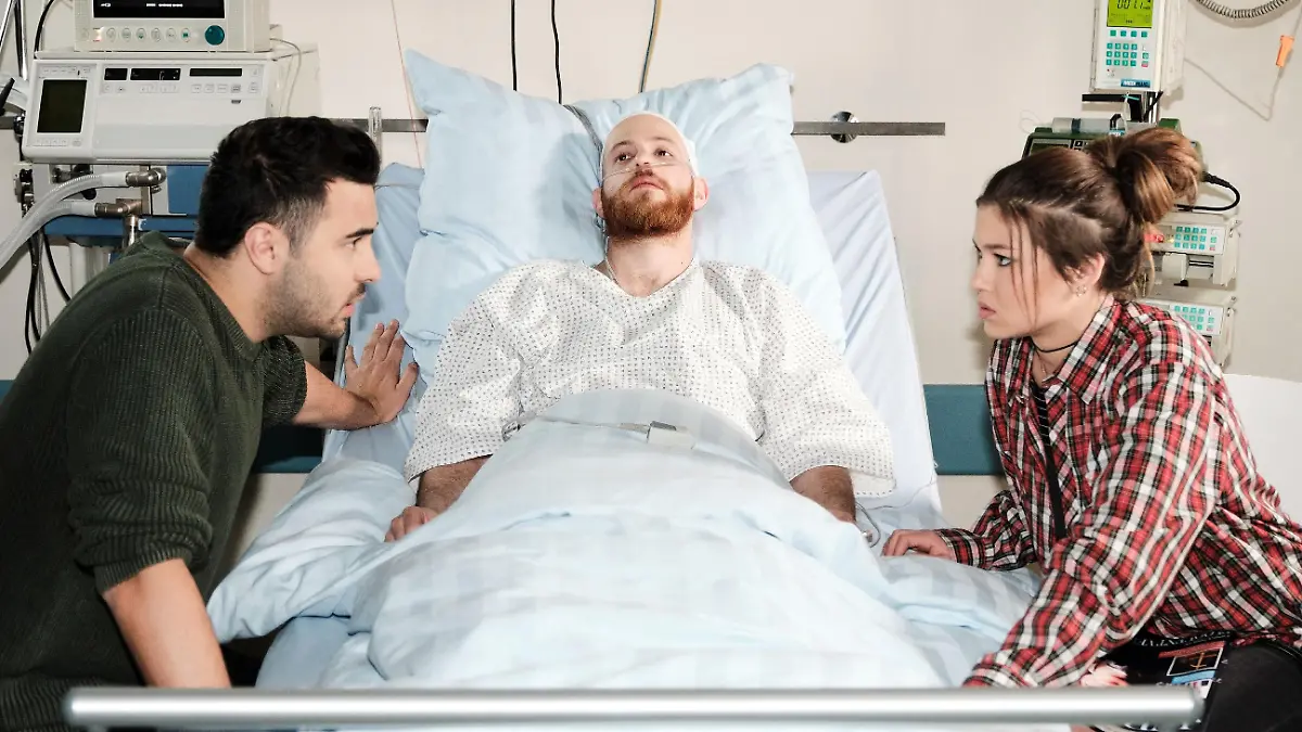Easy (Lars Steinhöfel, l.) und Vivien (Sharon Berlinghoff) wollen Tobias (Patrick Müller) zu weiteren Fortschritten animieren. 