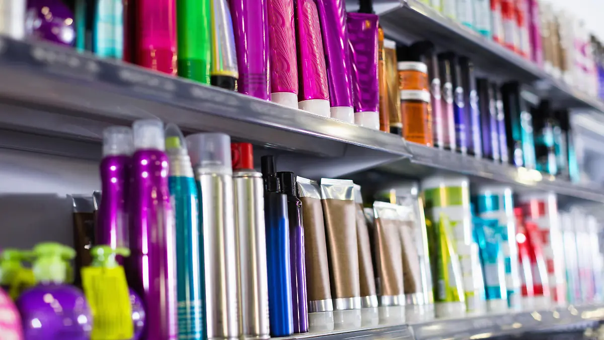 Volles Regale mit Haarpflege-Produkte in einem Kosmetik-Showroom