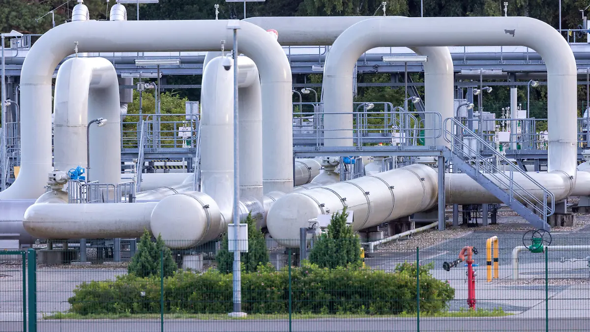 ARCHIV - 11.07.2022, Mecklenburg-Vorpommern, Lubmin: Rohrsysteme und Absperrvorrichtungen in der Gasempfangsstation der Ostseepipeline Nord Stream 1 und der Übernahmestation der Ferngasleitung OPAL (Ostsee-Pipeline-Anbindungsleitung). An der Börse ändern sich Gaspreise minütlich, für den Endkunden höchstens wenige Male im Jahr.(zu dpa "Was der Großhandel mit dem Endkundenpreis zu tun hat") Foto: Jens Büttner/dpa +++ dpa-Bildfunk +++