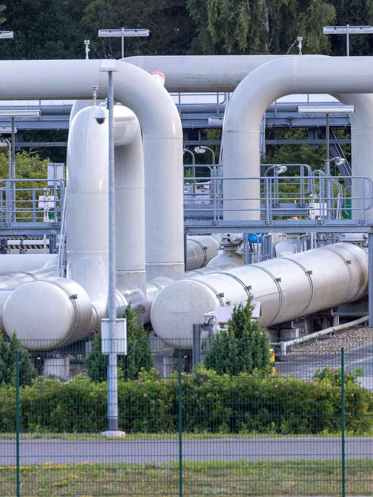 ARCHIV - 11.07.2022, Mecklenburg-Vorpommern, Lubmin: Rohrsysteme und Absperrvorrichtungen in der Gasempfangsstation der Ostseepipeline Nord Stream 1 und der Übernahmestation der Ferngasleitung OPAL (Ostsee-Pipeline-Anbindungsleitung). An der Börse ändern sich Gaspreise minütlich, für den Endkunden höchstens wenige Male im Jahr.(zu dpa "Was der Großhandel mit dem Endkundenpreis zu tun hat") Foto: Jens Büttner/dpa +++ dpa-Bildfunk +++